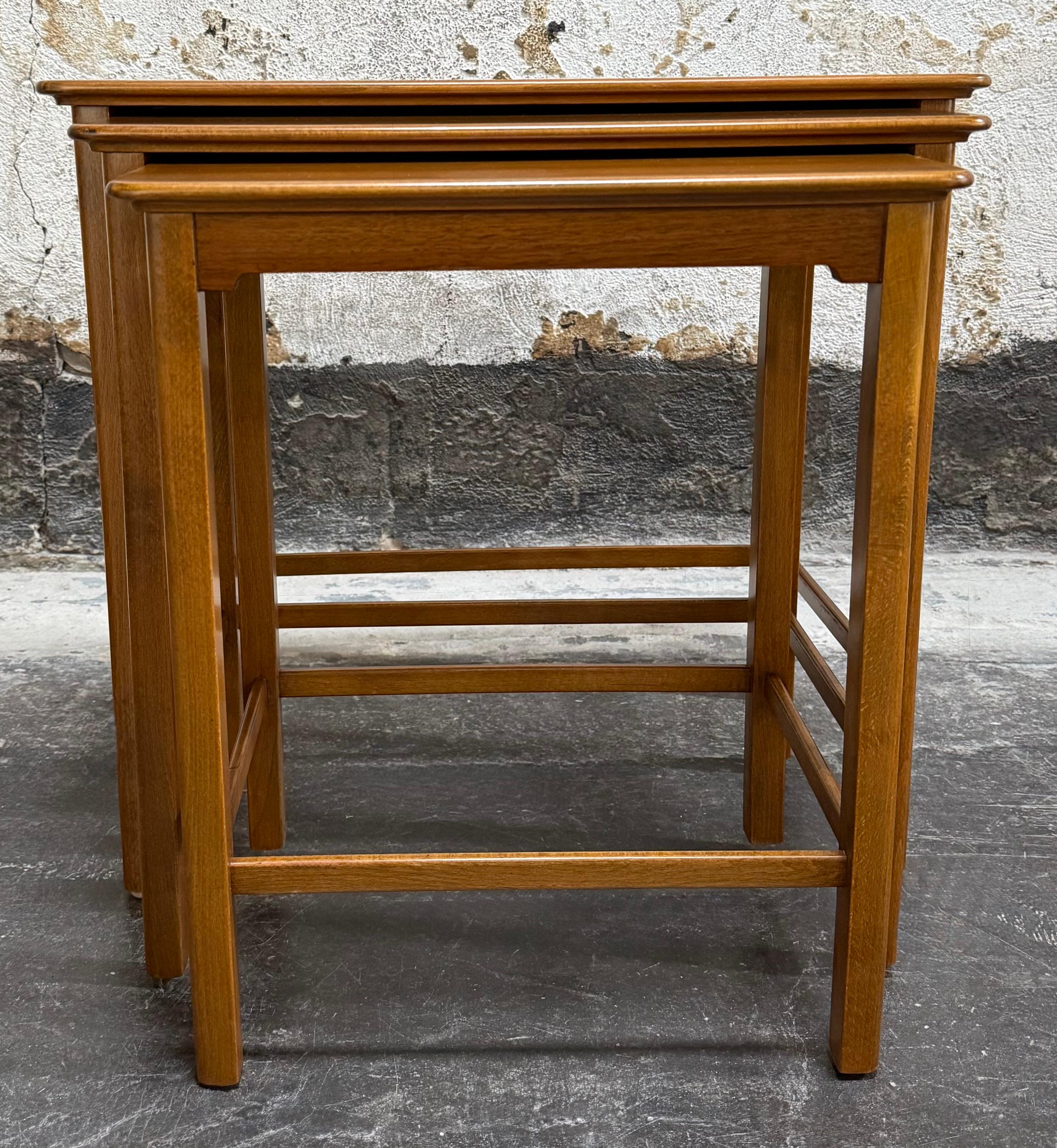 Set of Three Swedish Modern Brown Teak Nesting End Tables c. 1960 im Zustand „Gut“ im Angebot in Atlanta, GA