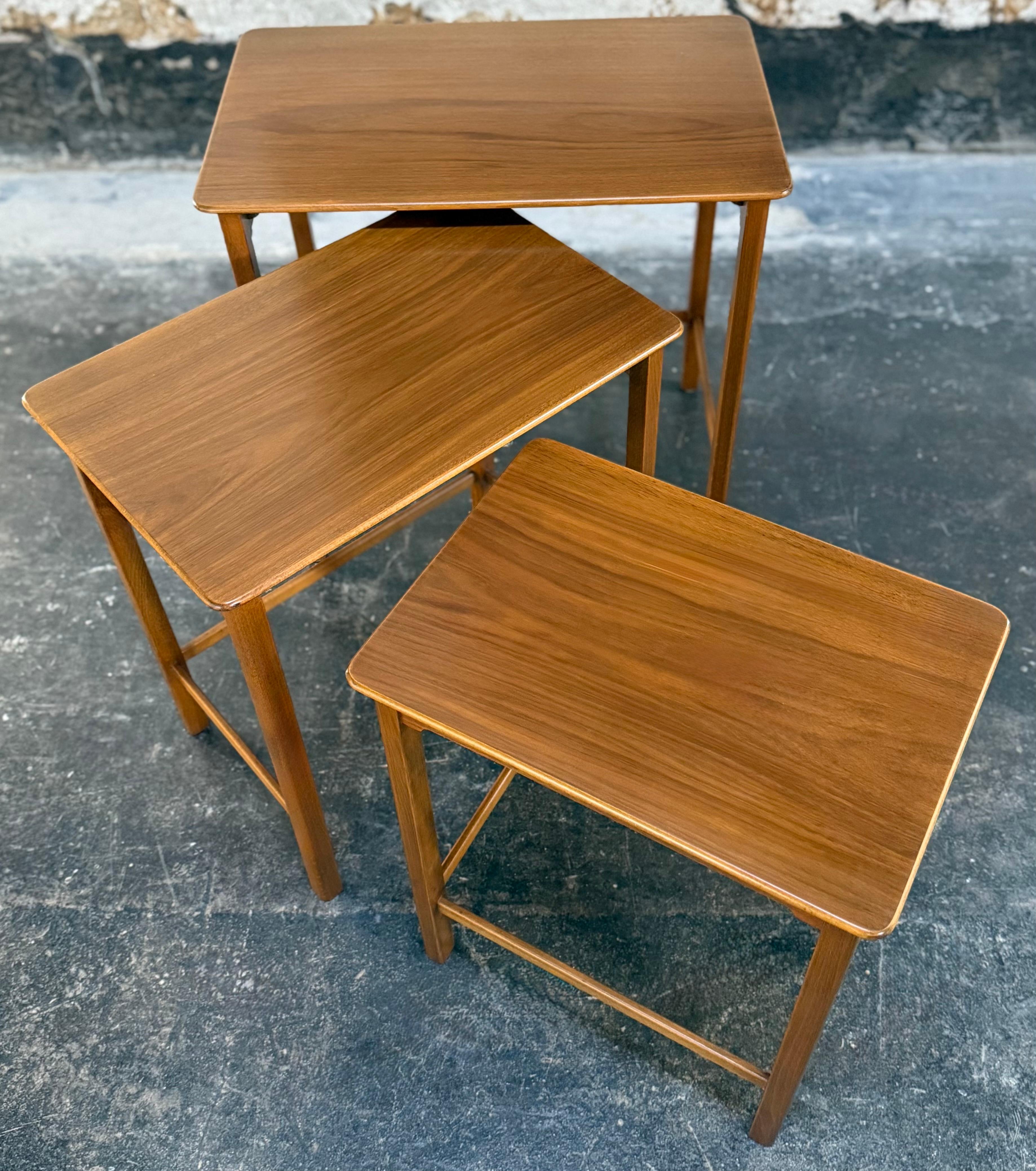 Set of Three Swedish Modern Brown Teak Nesting End Tables c. 1960 (20. Jahrhundert) im Angebot