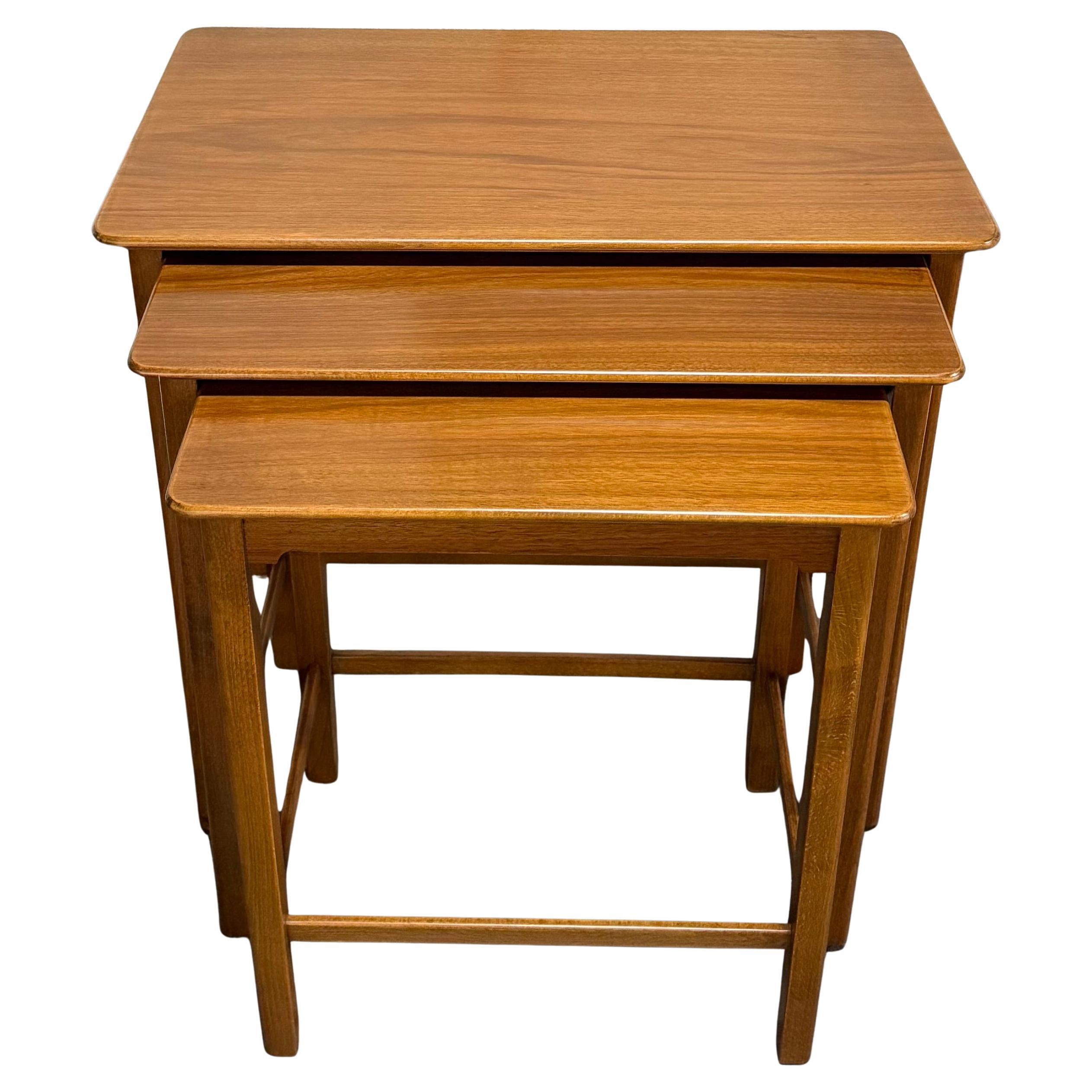 Set of Three Swedish Modern Brown Teak Nesting End Tables c. 1960 im Angebot