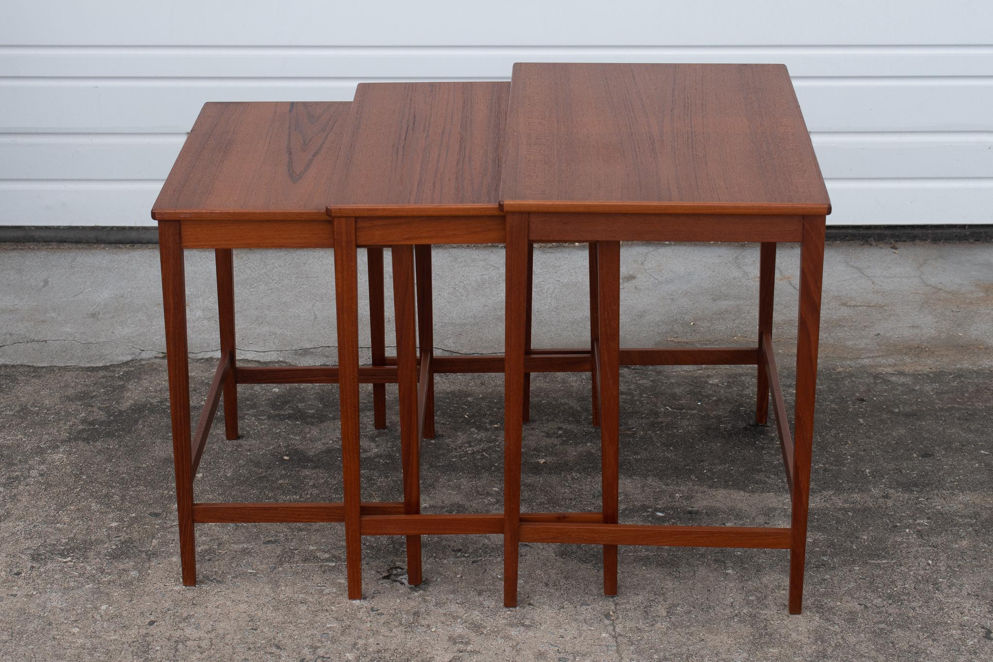 Set of Three Swedish Modern Nesting Tables In Good Condition For Sale In Atlanta, GA