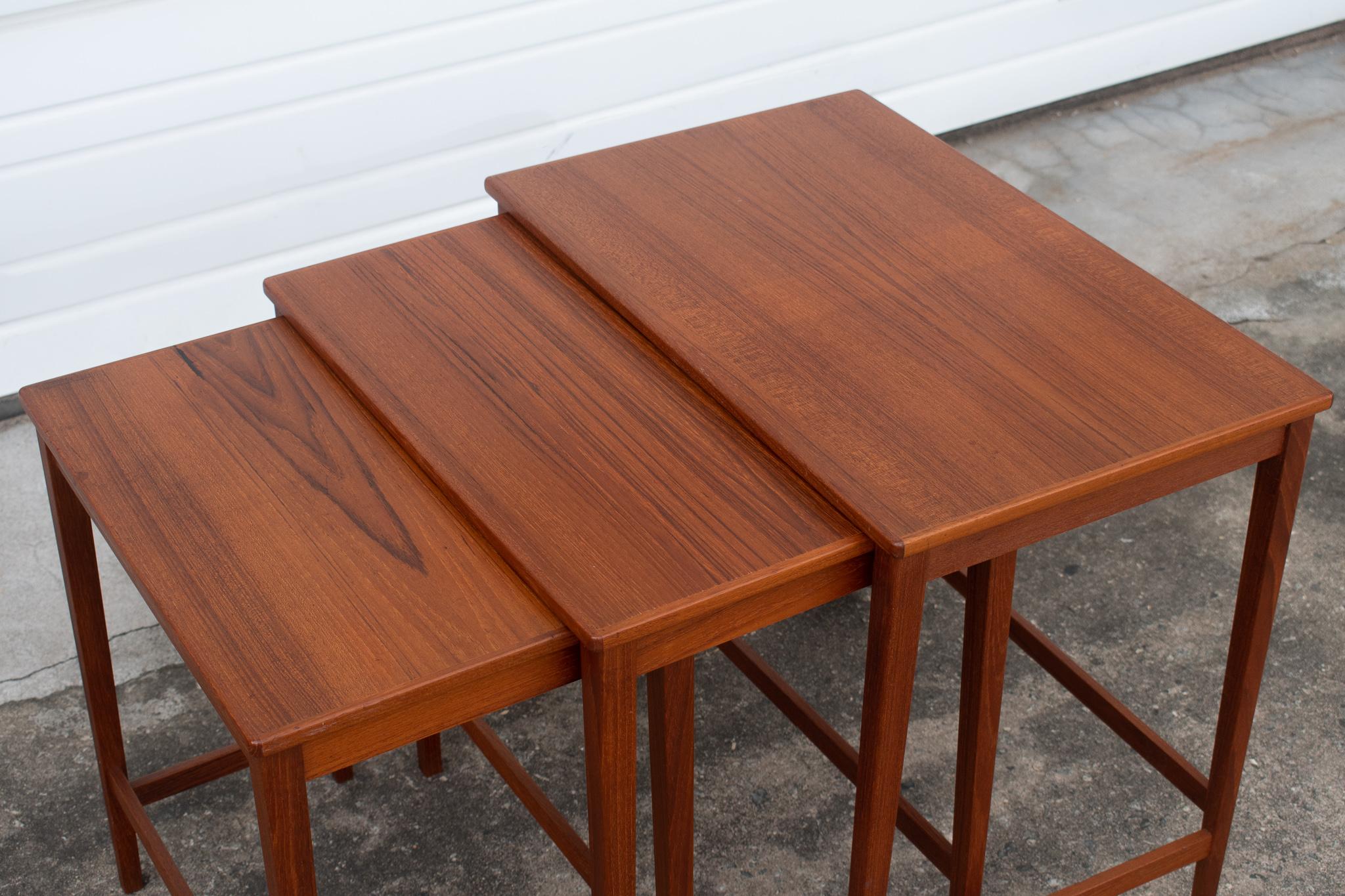 Mid-20th Century Set of Three Swedish Modern Nesting Tables For Sale