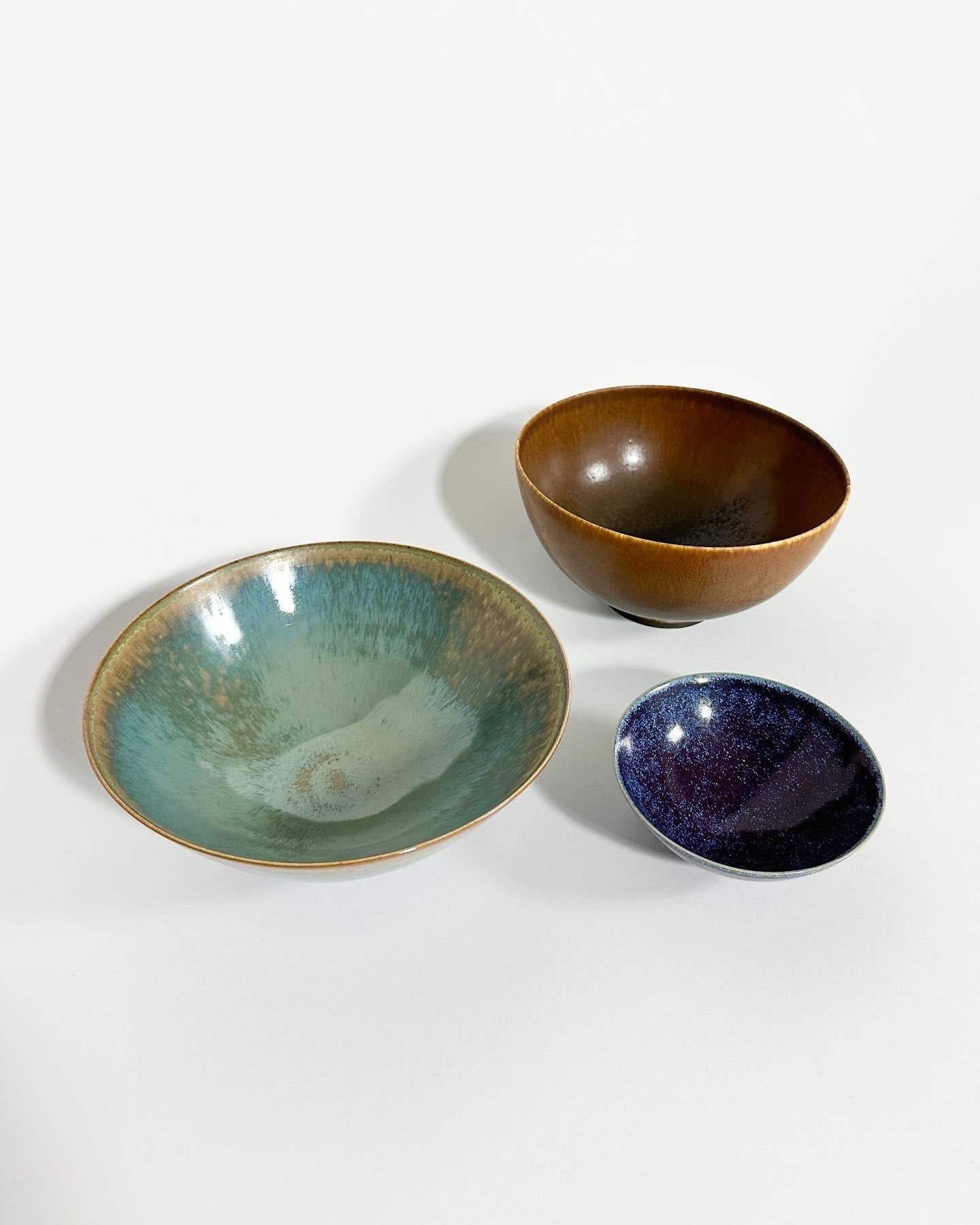 Stoneware bowls by Sven Wejsfelt & Lasse Östman for Gustavsberg in Sweden in the 1980s.

Left to right first photo:

• Lasse Östman acquamarine glossy bowl, d: 17 cm, h: 7 cm, excellent condition

• Sven Wejsfelt small, dark purple & blue bowl, d: