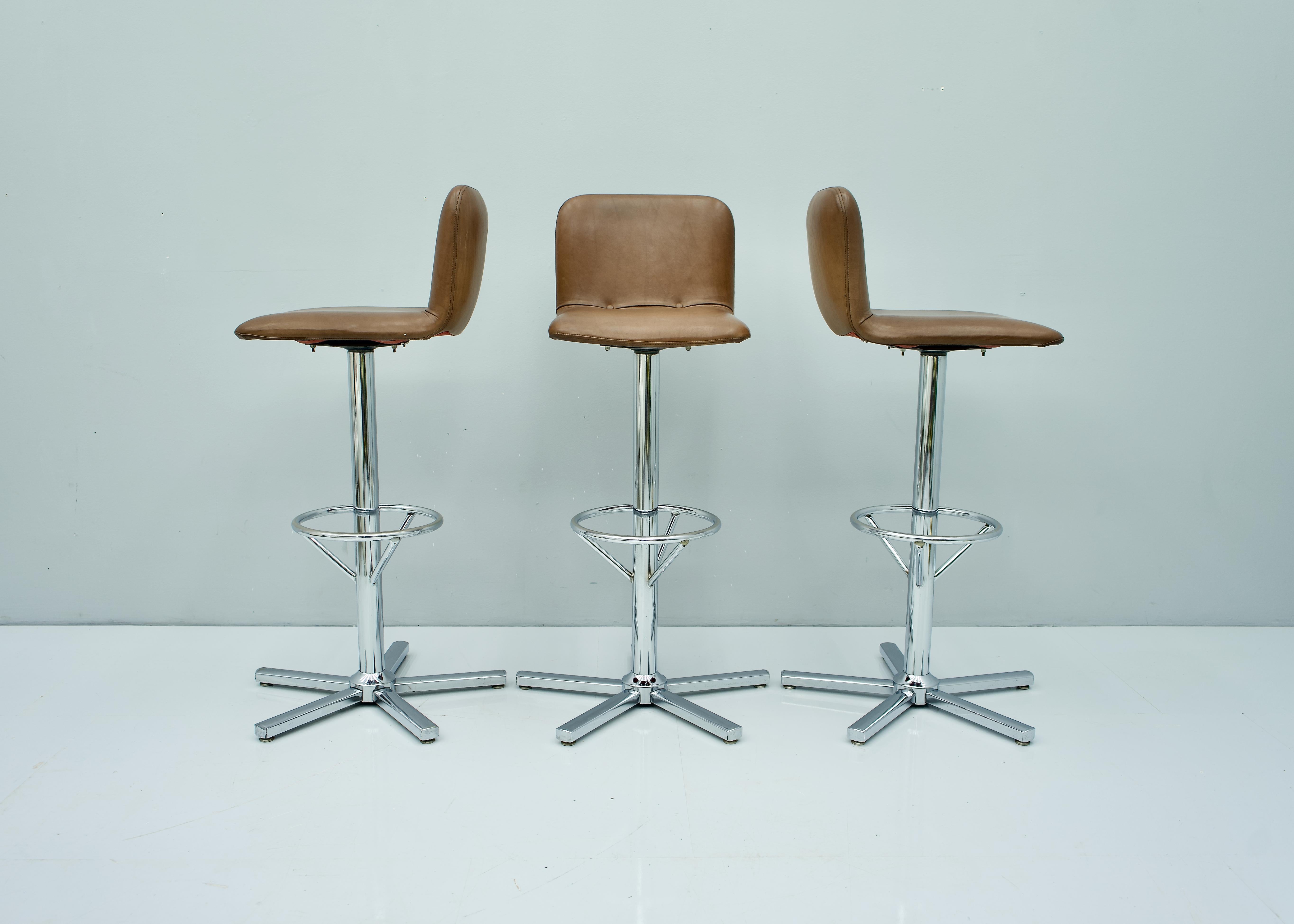 Set of 3 swivel bar stools in brown leather and chrome frame, Italy, 1970s. 
Good to very good condition.