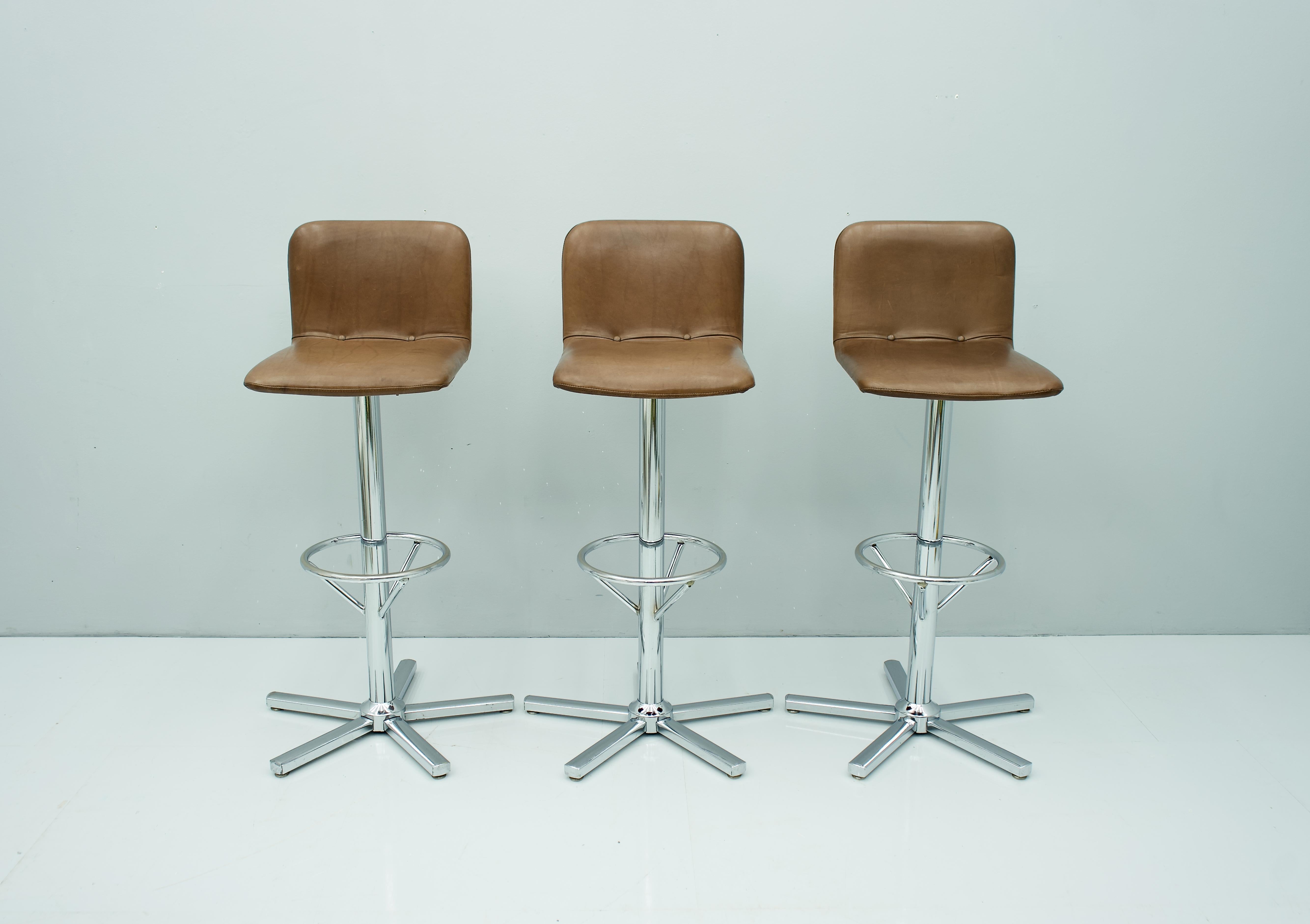 Mid-Century Modern Set of Three Swivel Bar Stools in Brown Leather and Chrome 1970s