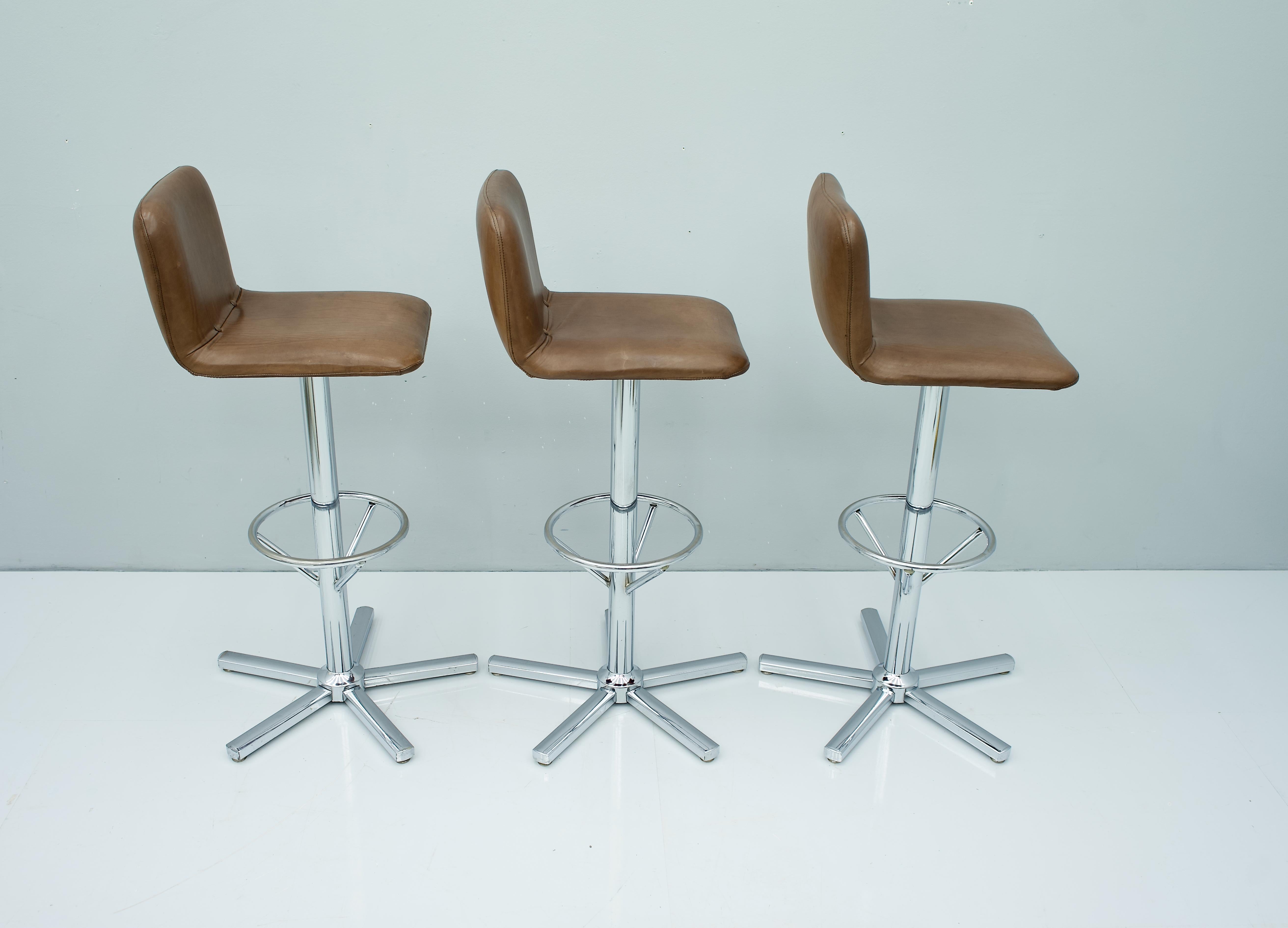 Set of Three Swivel Bar Stools in Brown Leather and Chrome 1970s In Good Condition In Frankfurt / Dreieich, DE