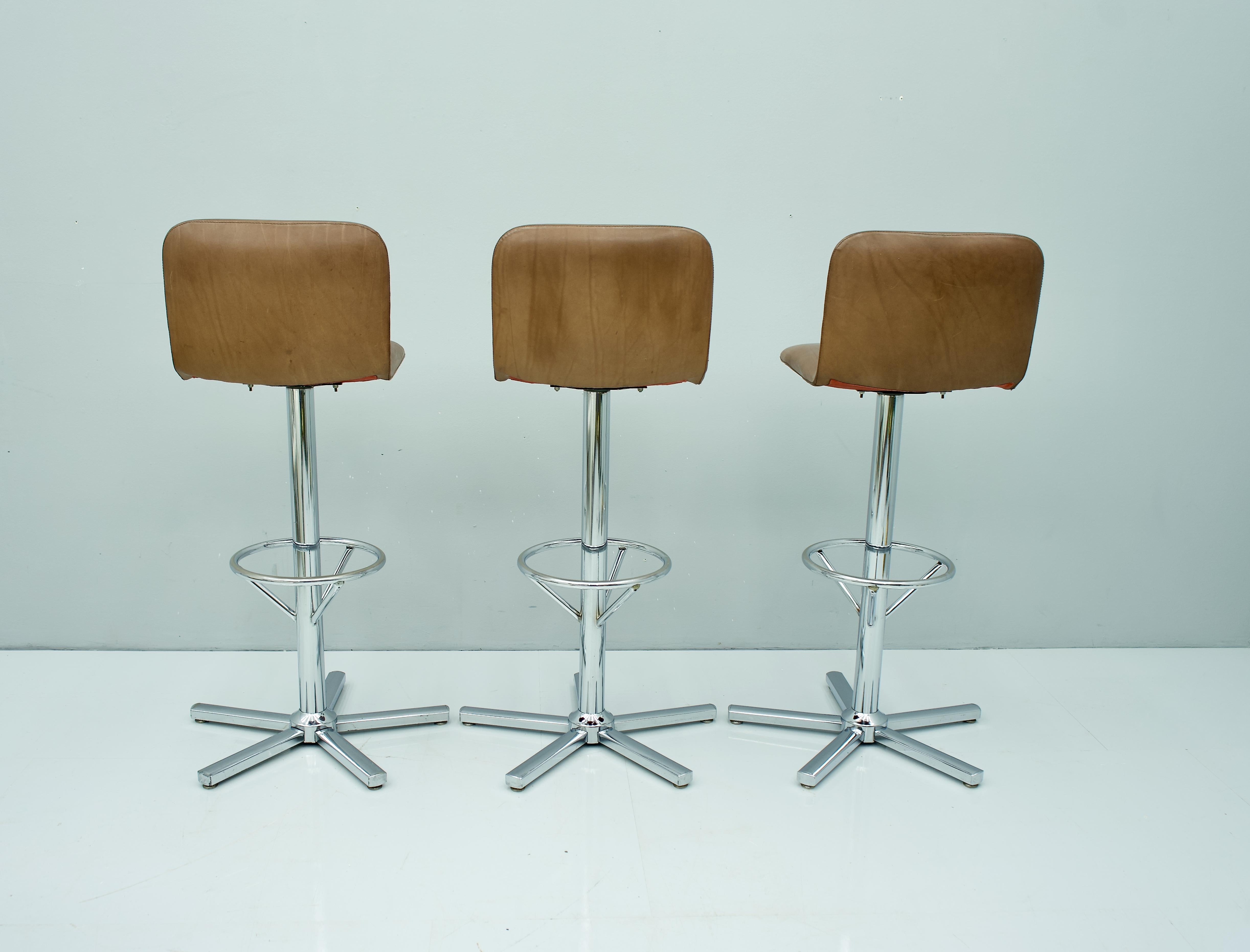Late 20th Century Set of Three Swivel Bar Stools in Brown Leather and Chrome 1970s