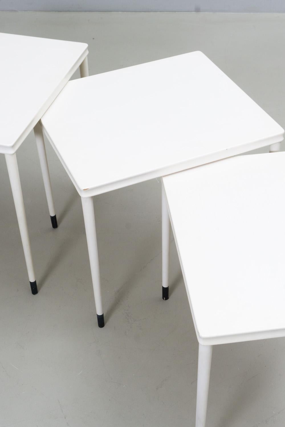 Cet ensemble de trois tables de tailles différentes présente un design élégant et minimal avec des détails raffinés, tels que les bords cannelés et le pied laqué noir. Ils sont fabriqués en bois avec un vernis de ponçage blanc.

Dora Lennartz