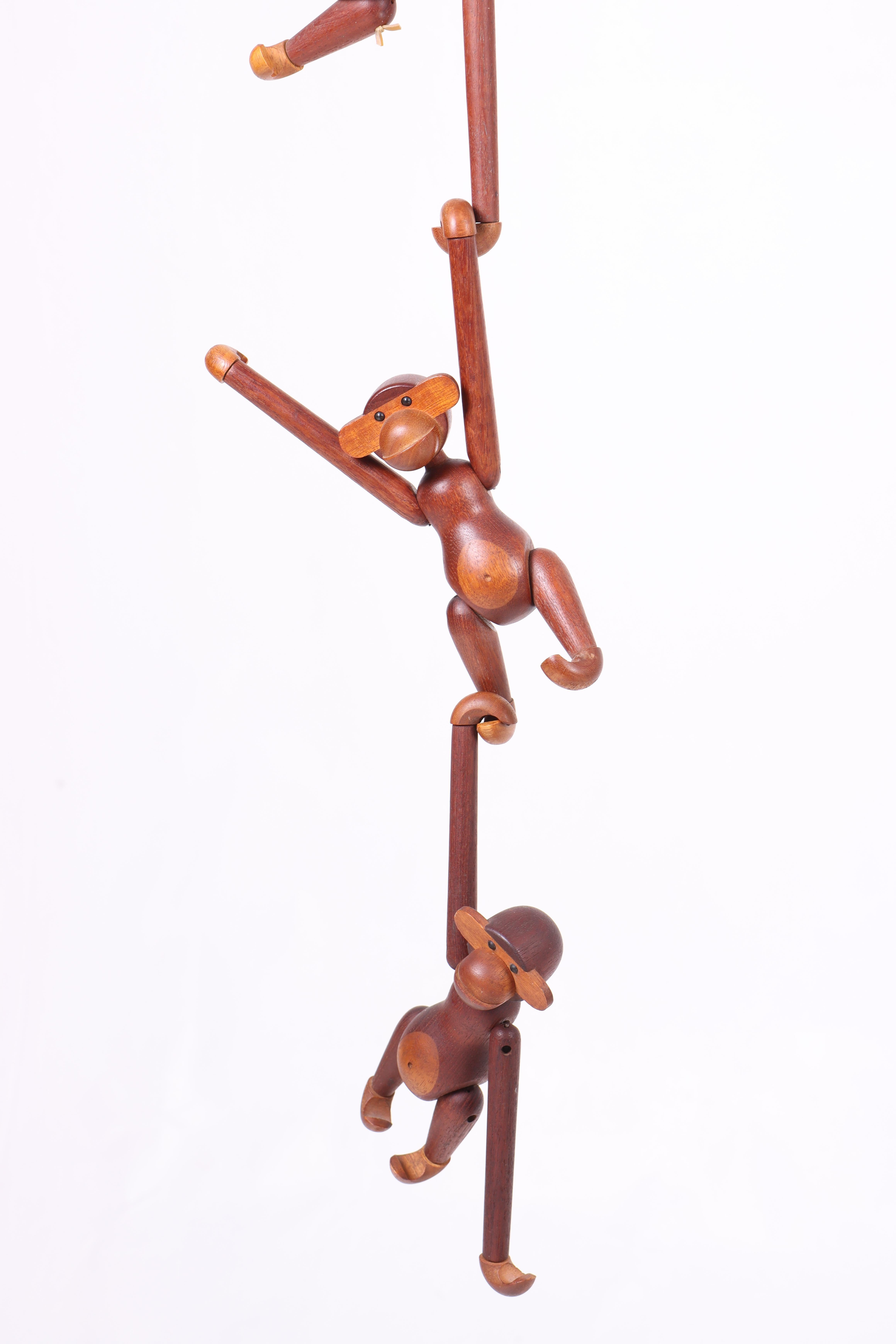 Ensemble de trois figurines de singe en bois de teck et de limba avec bras et jambes mobiles. Fabriqué et marqué par Kay Bojesen, Danemark, Copyright.