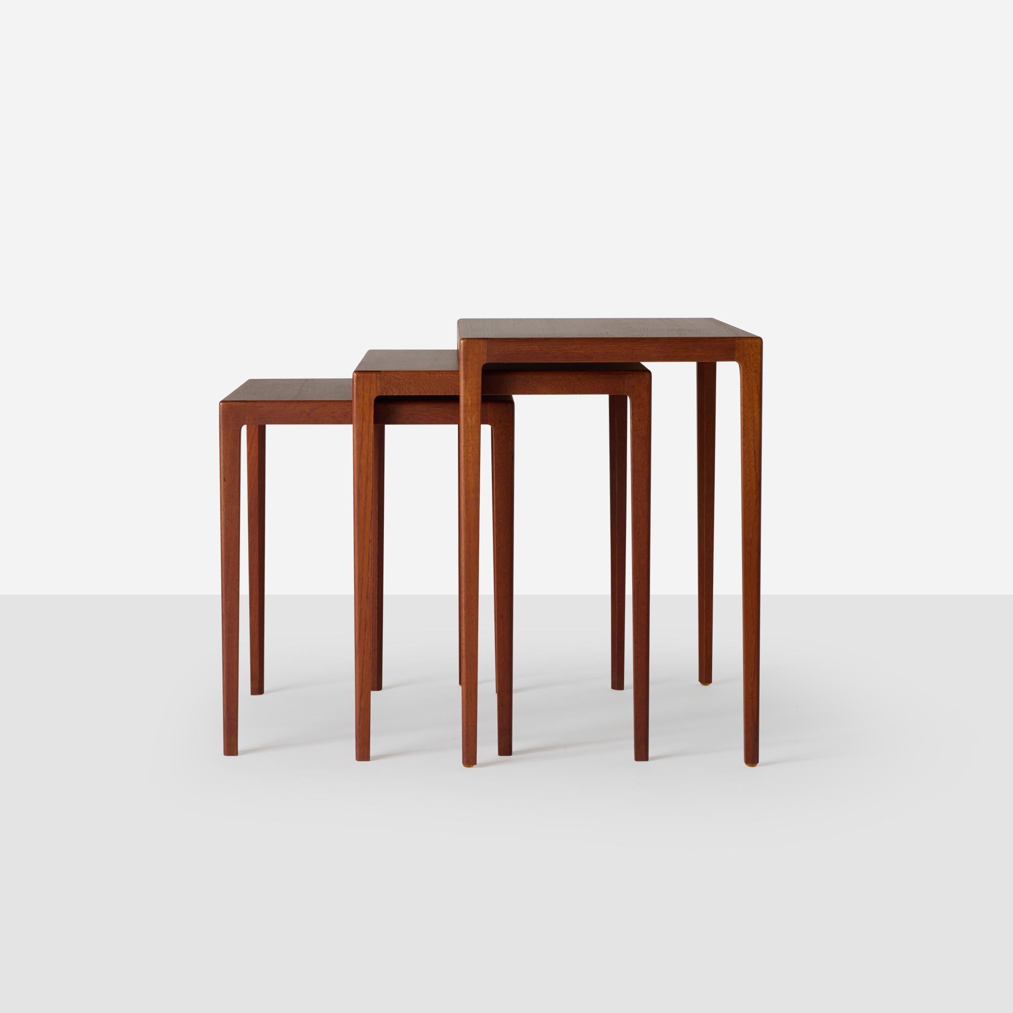 Conjunto de tres mesas nido de teca de Svenn Eske Kristensen para Ludvig Pontoppidan mediados del siglo XX en venta