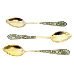 Set di tre cucchiaini in argento dorato con manici di perle e fiori smaltati