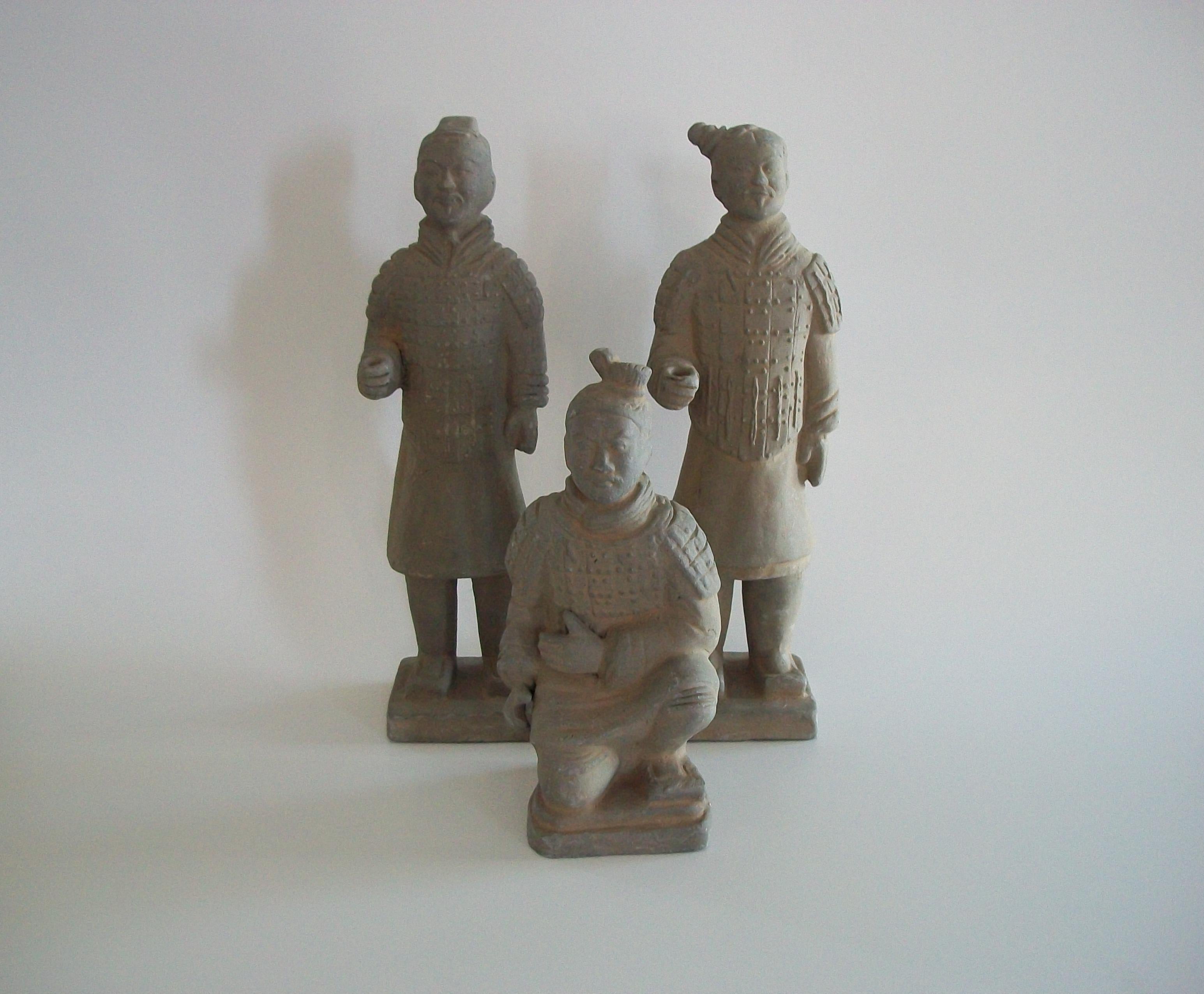 Conjunto de tres figuras de guerrero de terracota - China - Finales del siglo XX en venta 3