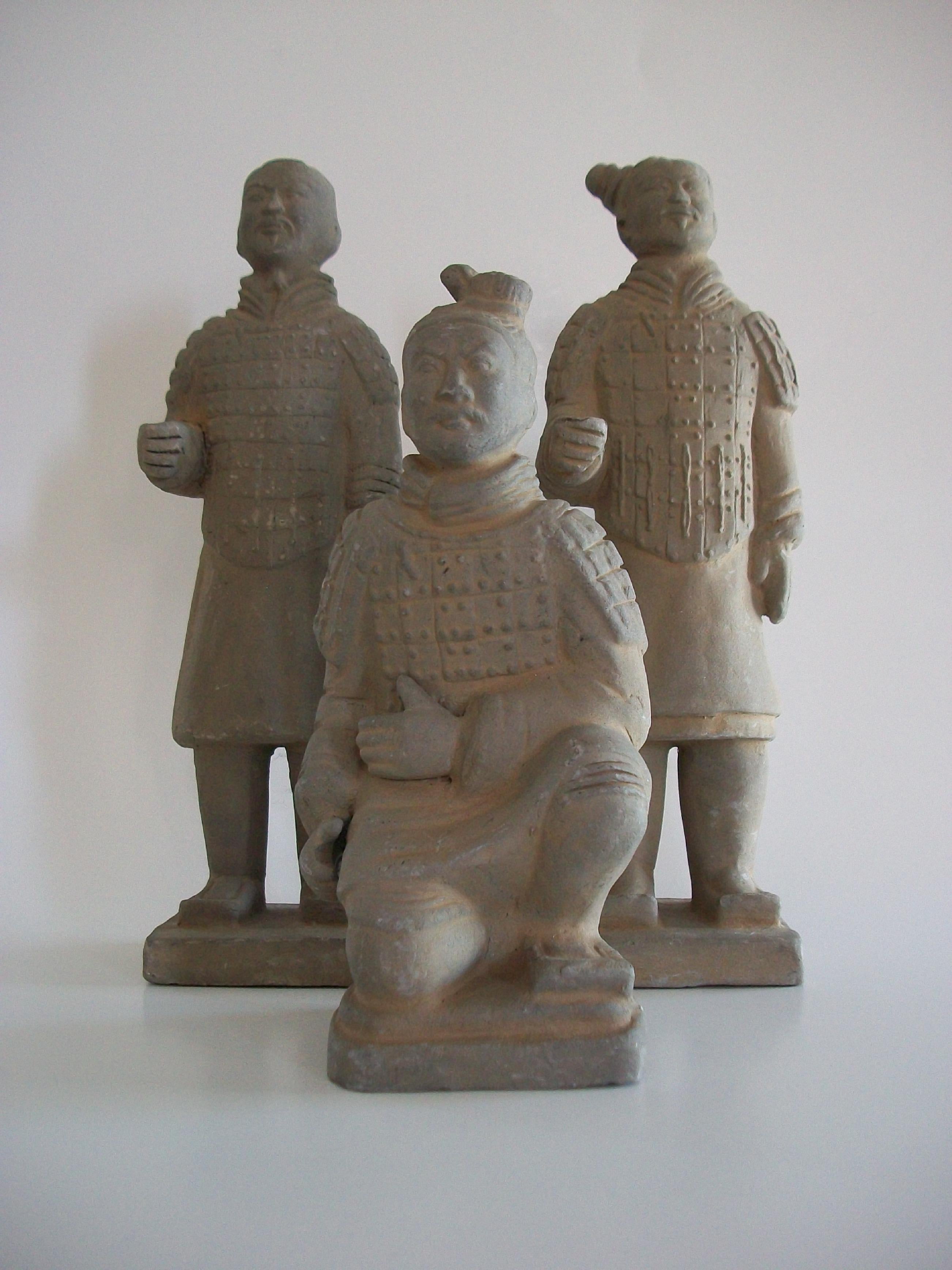 Conjunto de tres figuras de guerrero de terracota - China - Finales del siglo XX en venta 4