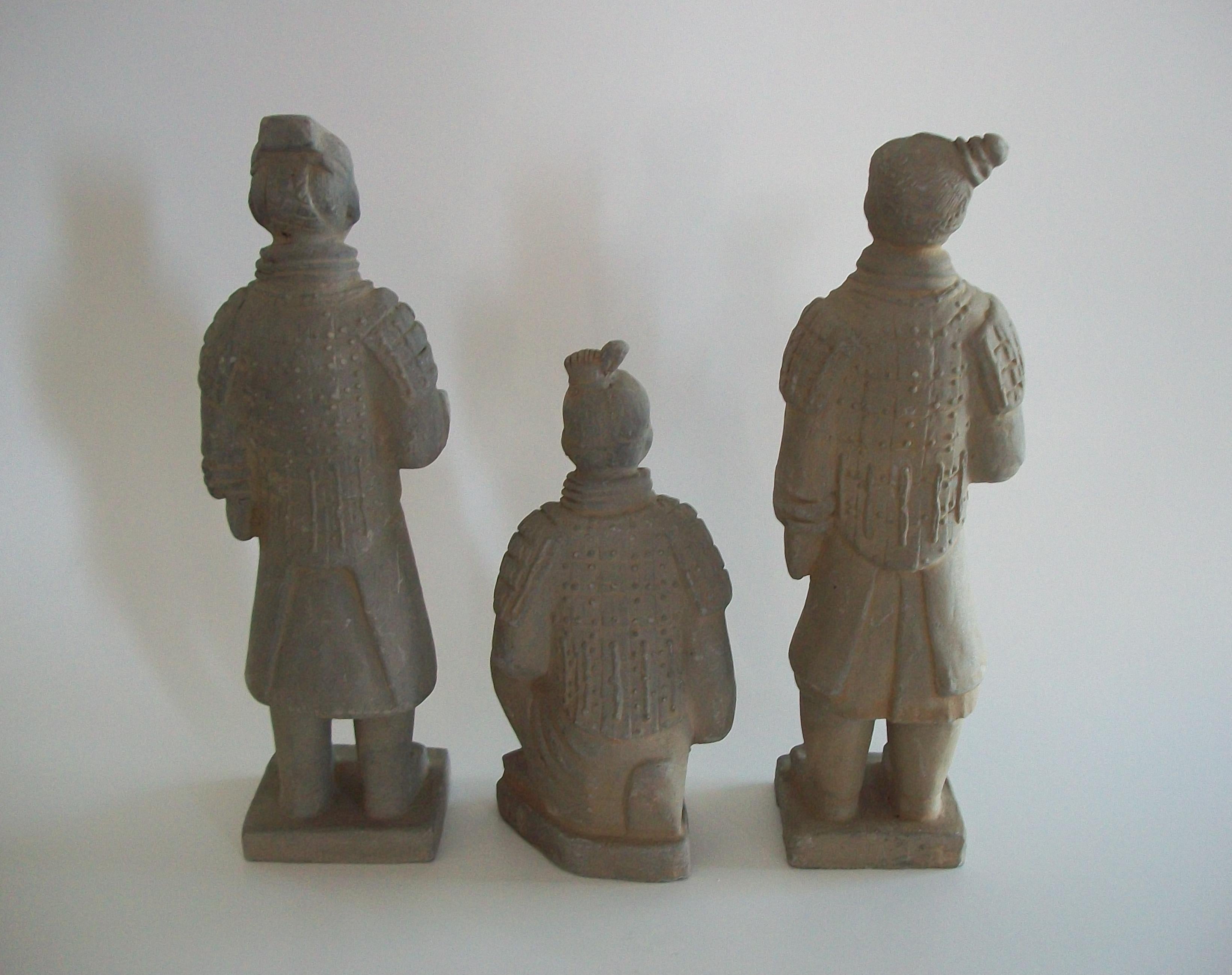 Conjunto de tres figuras de guerrero de terracota - China - Finales del siglo XX en venta 5
