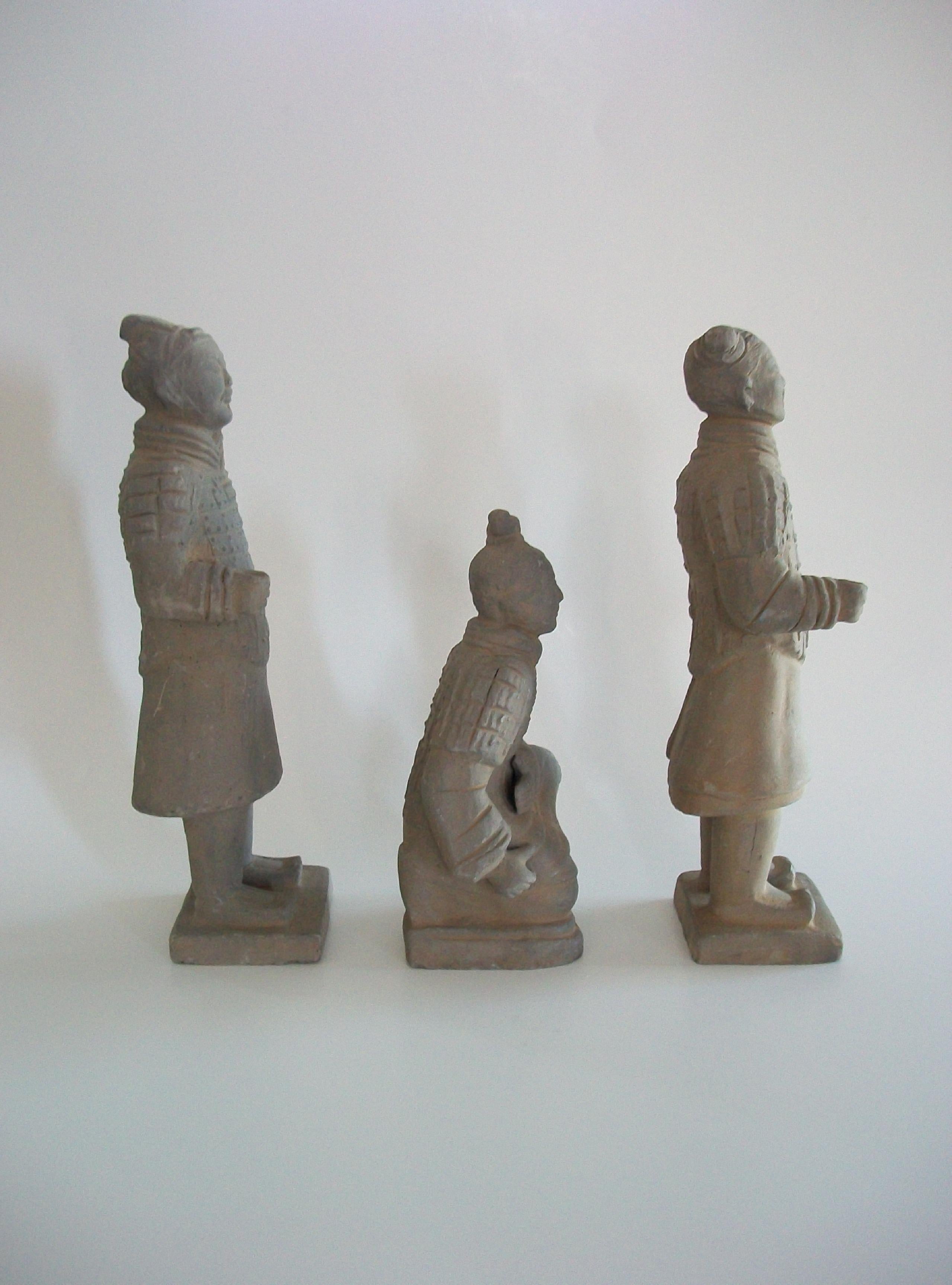 Conjunto de tres figuras de guerrero de terracota - China - Finales del siglo XX en venta 6