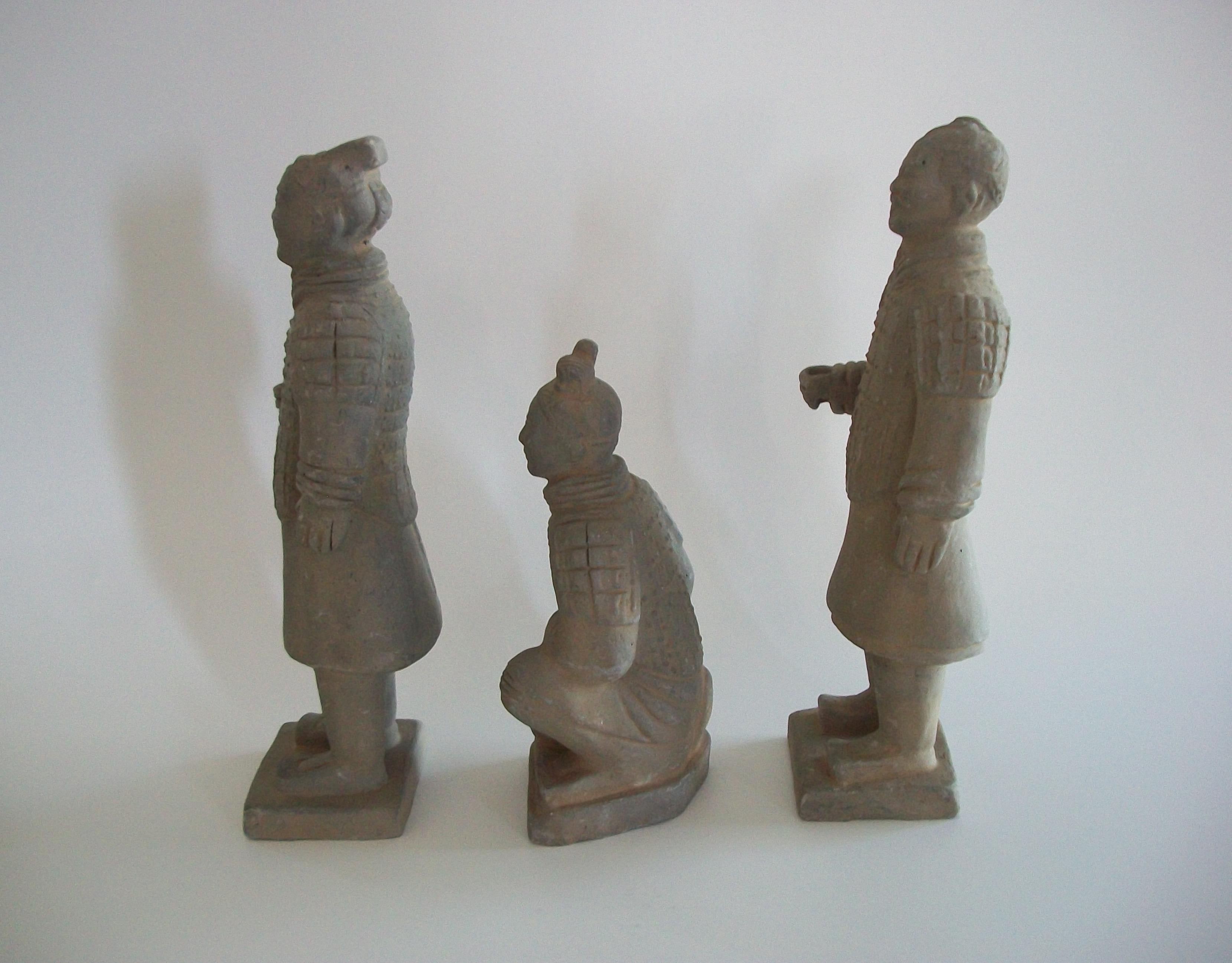 Conjunto de tres figuras de guerrero de terracota - China - Finales del siglo XX en venta 7