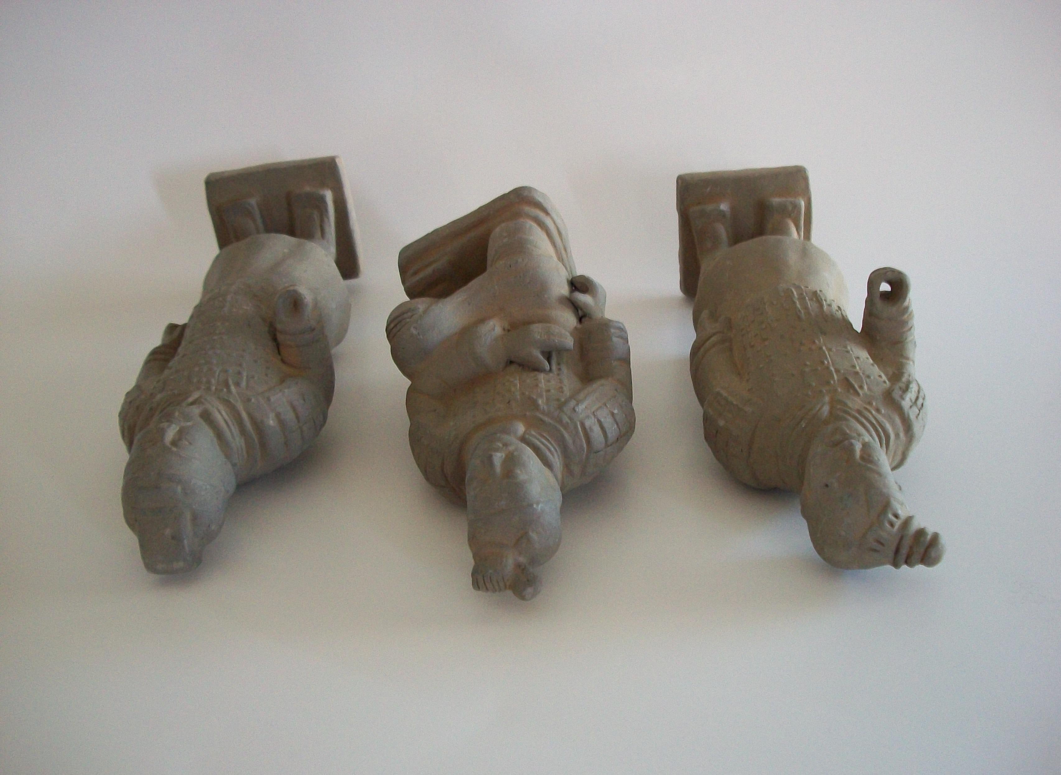 Conjunto de tres figuras de guerrero de terracota - China - Finales del siglo XX en venta 8