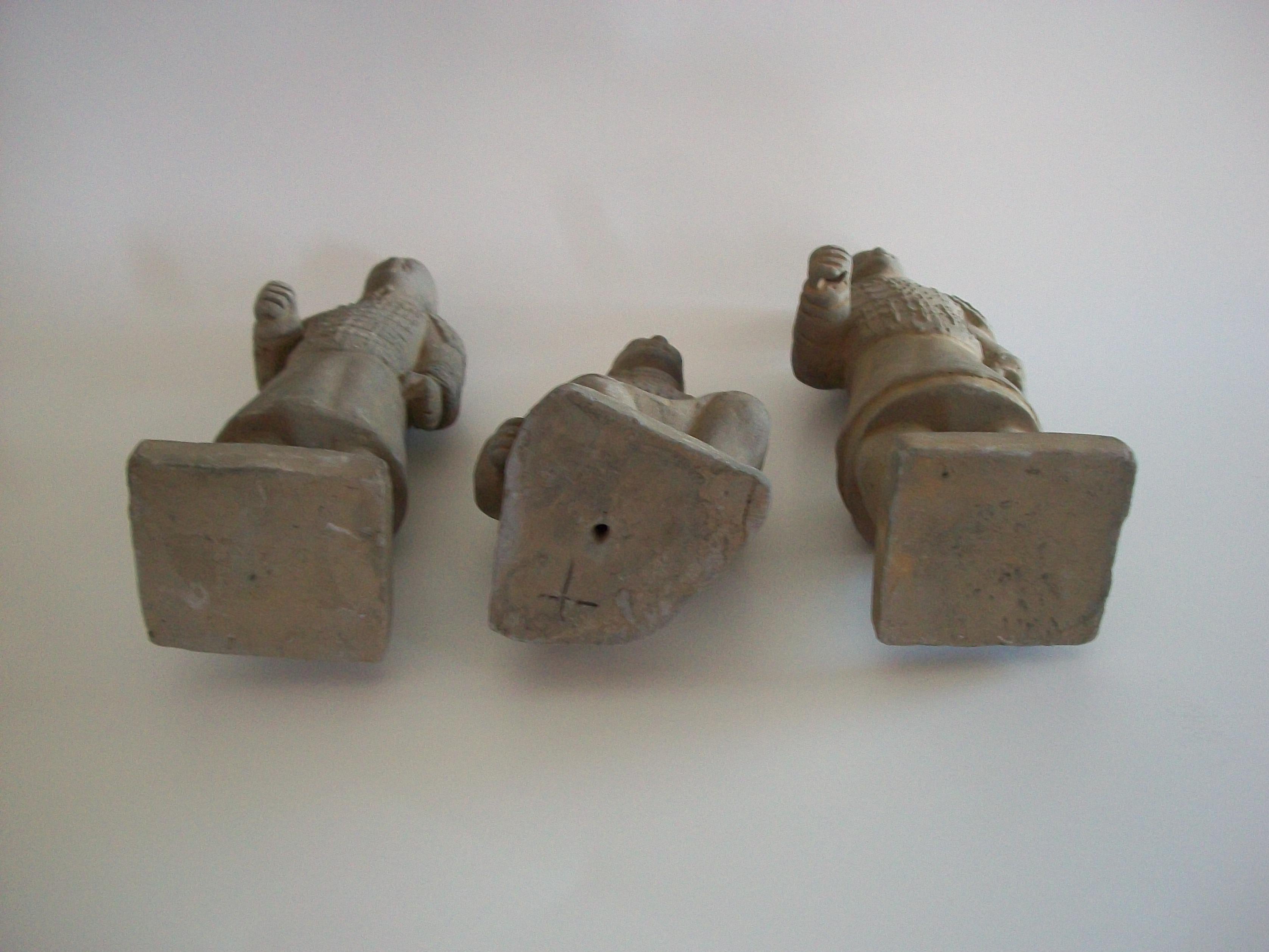 Conjunto de tres figuras de guerrero de terracota - China - Finales del siglo XX en venta 9