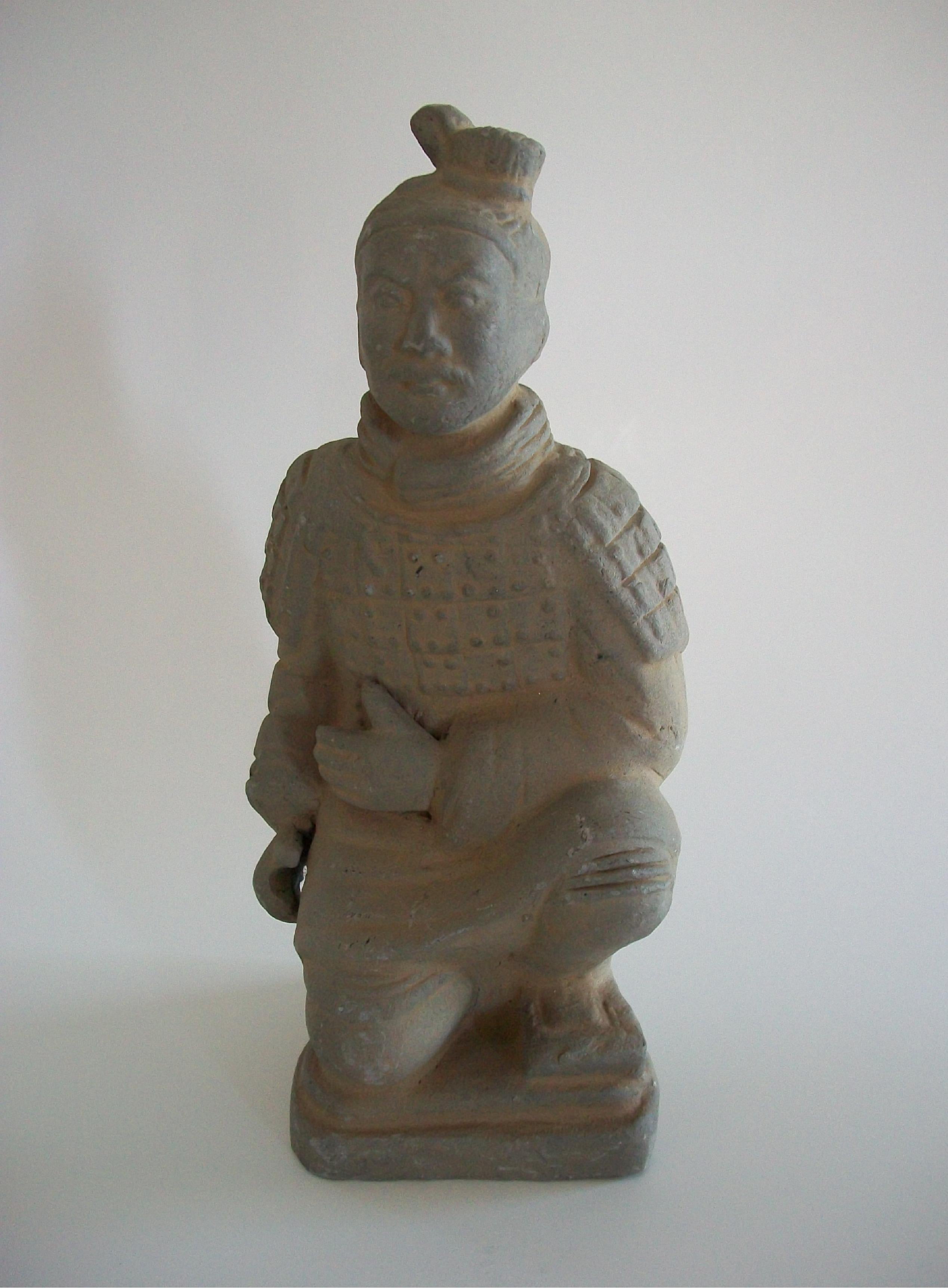 Conjunto de tres figuras de guerrero de terracota - China - Finales del siglo XX en venta 11