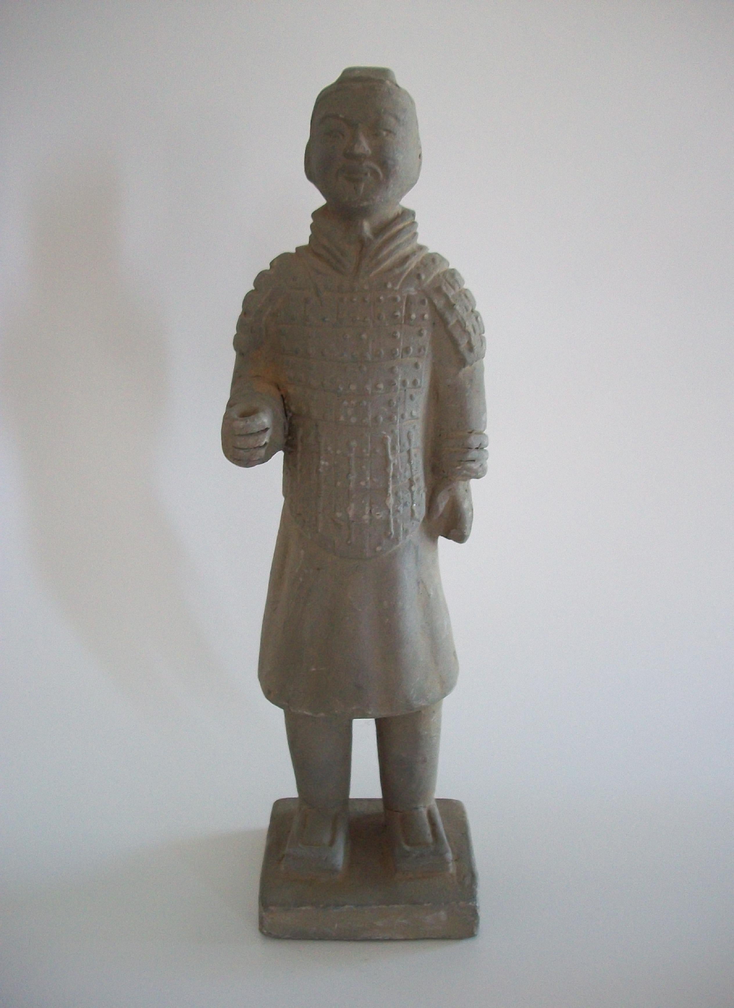 Conjunto de tres figuras de guerrero de terracota - China - Finales del siglo XX en venta 12