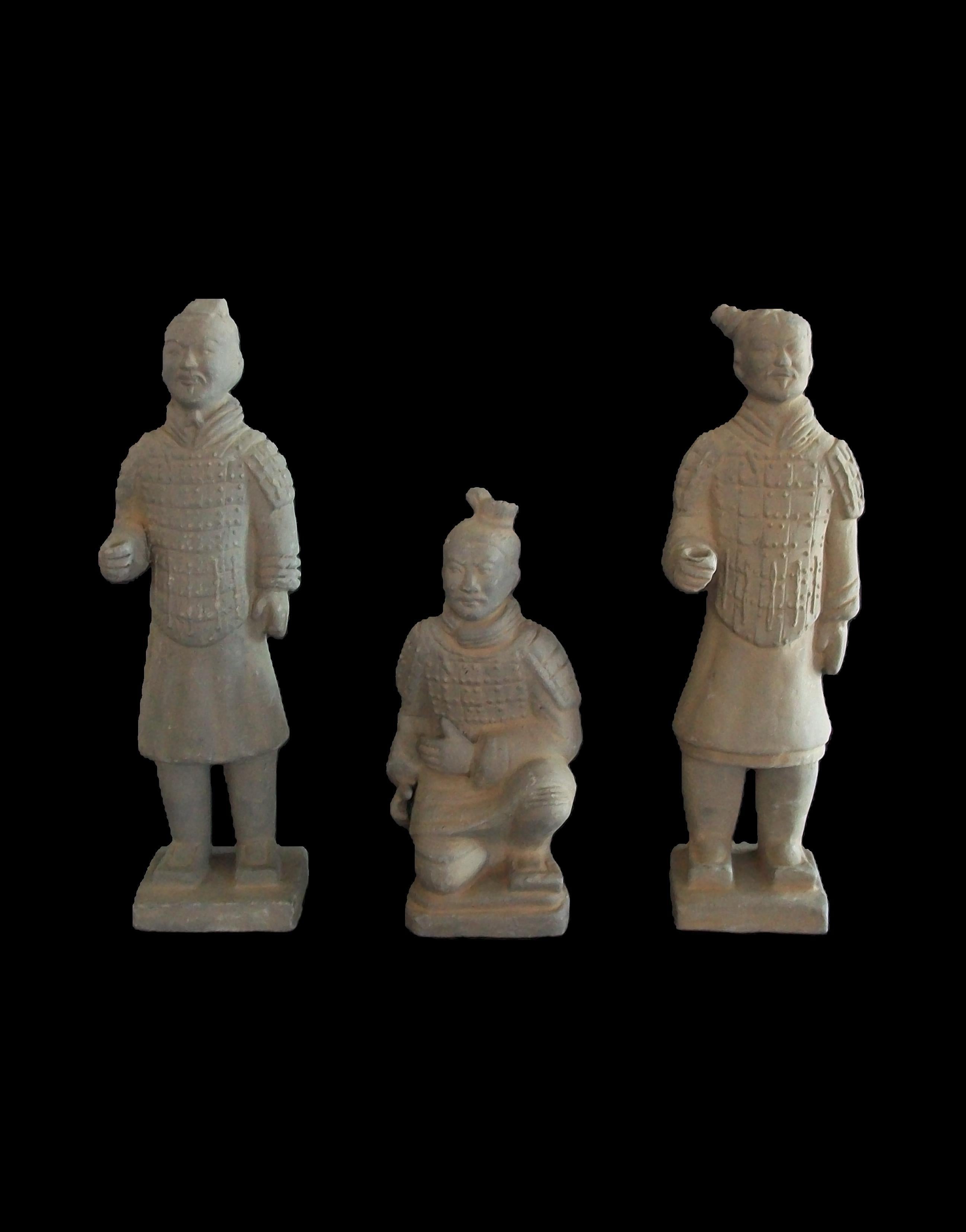 Conjunto de tres figuras decorativas de guerrero de terracota - con dos estatuas de pie y una arrodillada - acabadas por todos los lados - todas sobre bases de plinto - sin firmar - China - finales del siglo XX.

Excelente estado antiguo - sin