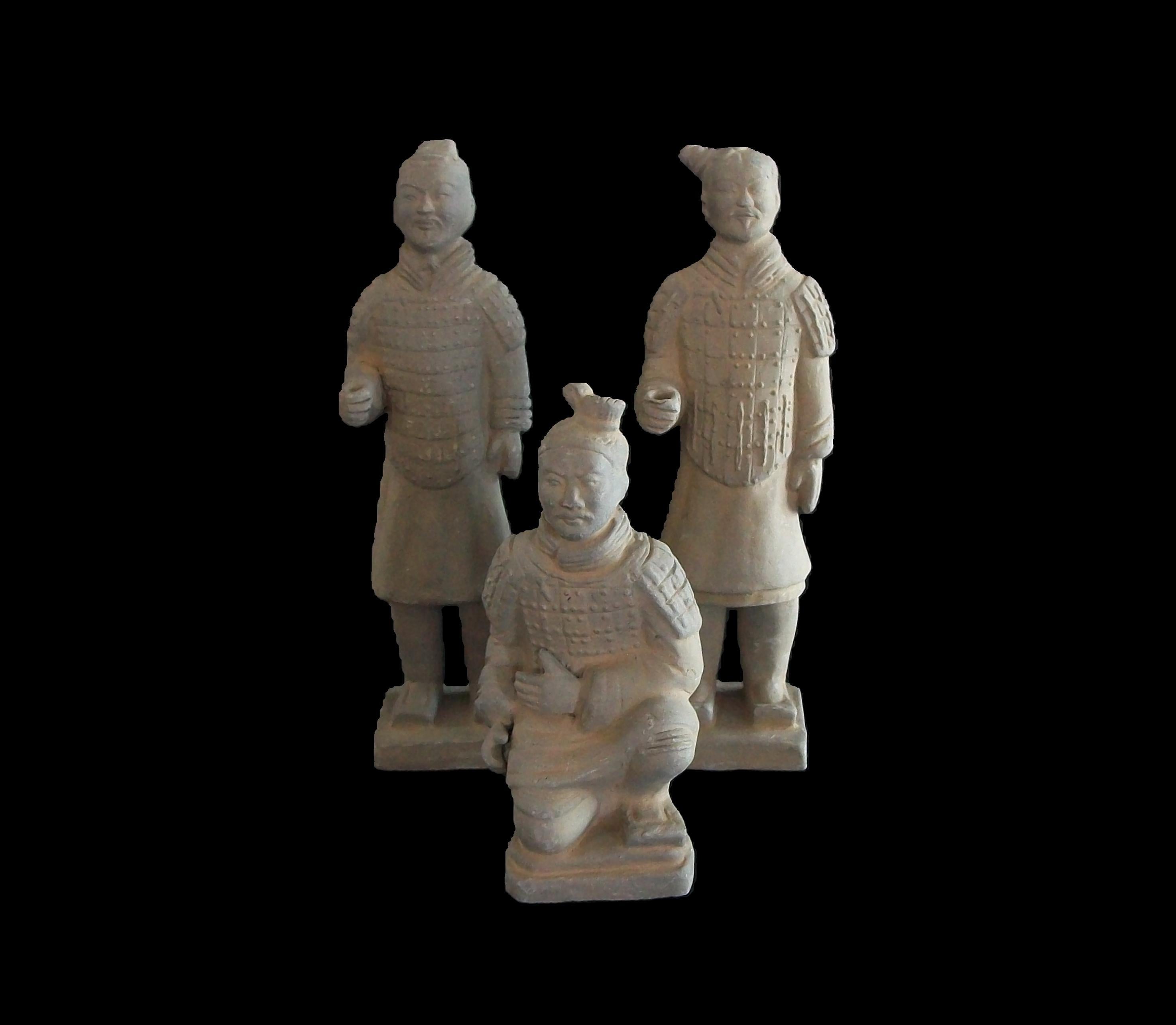 Conjunto de tres figuras de guerrero de terracota - China - Finales del siglo XX Exportación china en venta