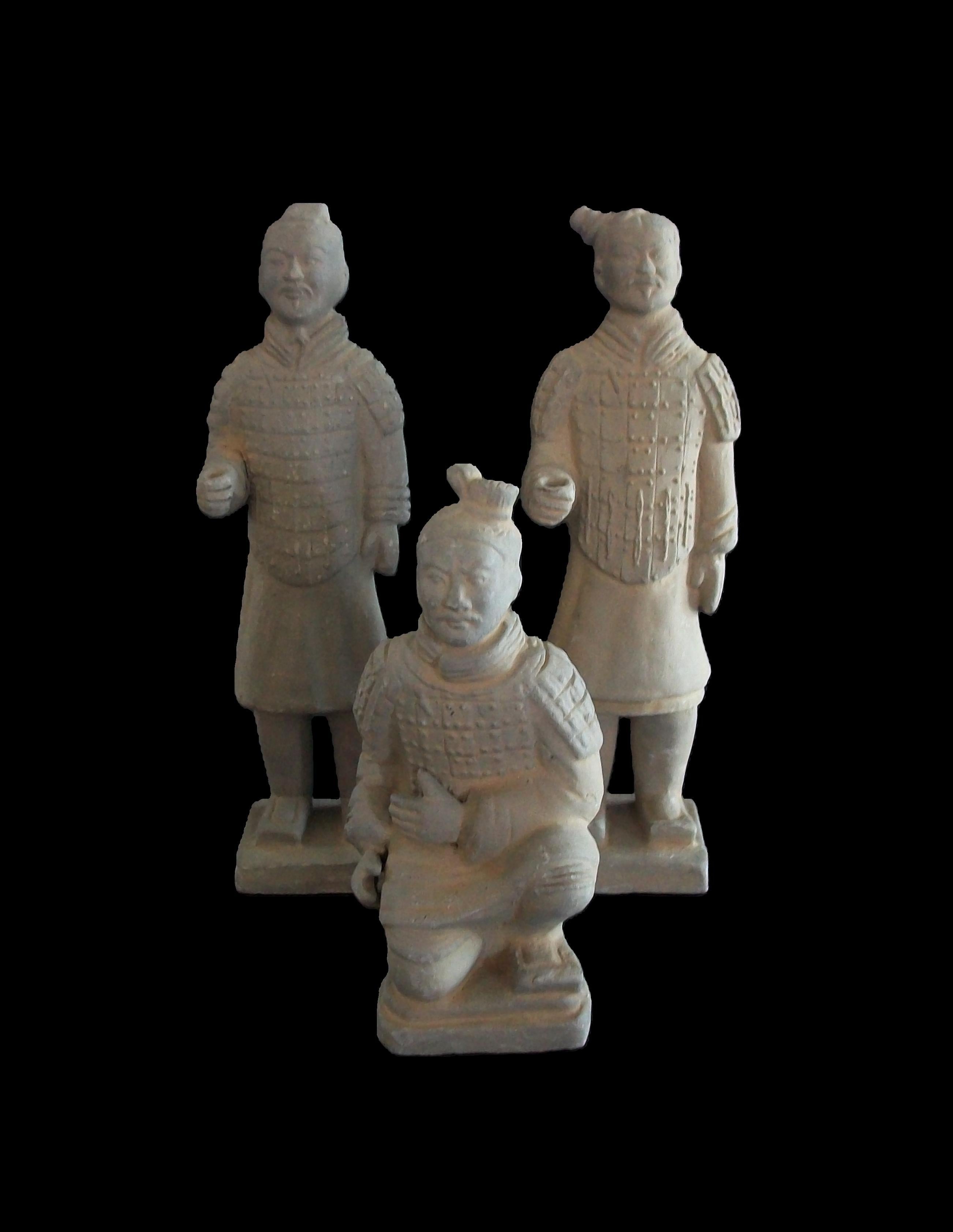 Conjunto de tres figuras de guerrero de terracota - China - Finales del siglo XX Chino en venta