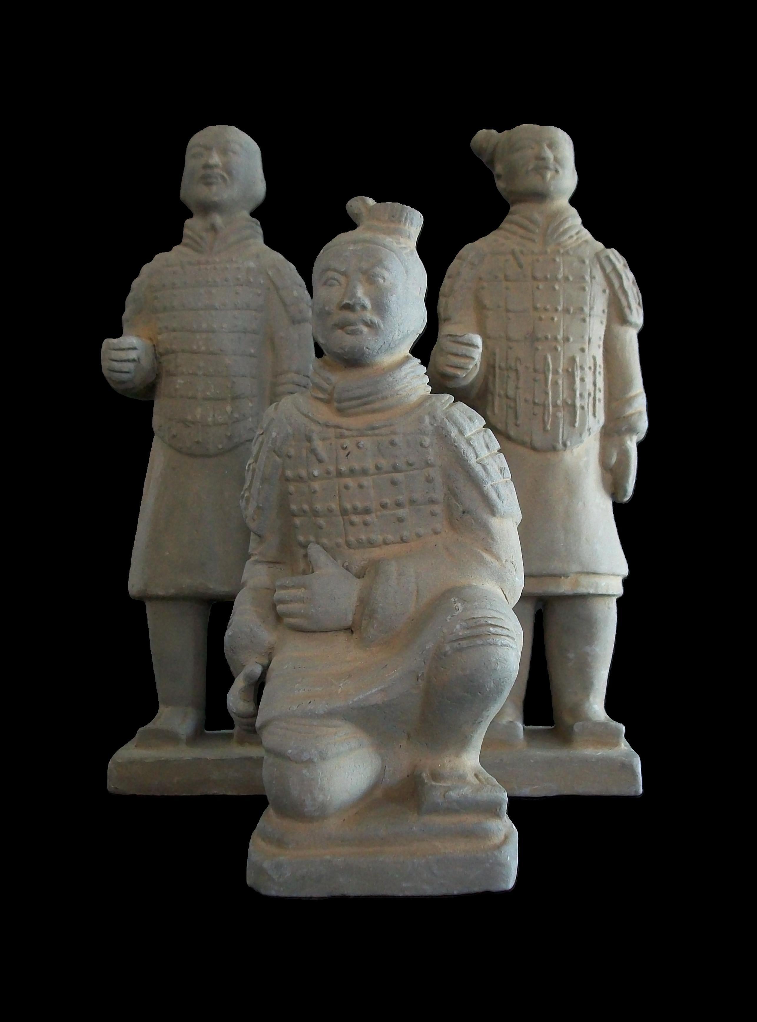 Conjunto de tres figuras de guerrero de terracota - China - Finales del siglo XX Hecho a mano en venta