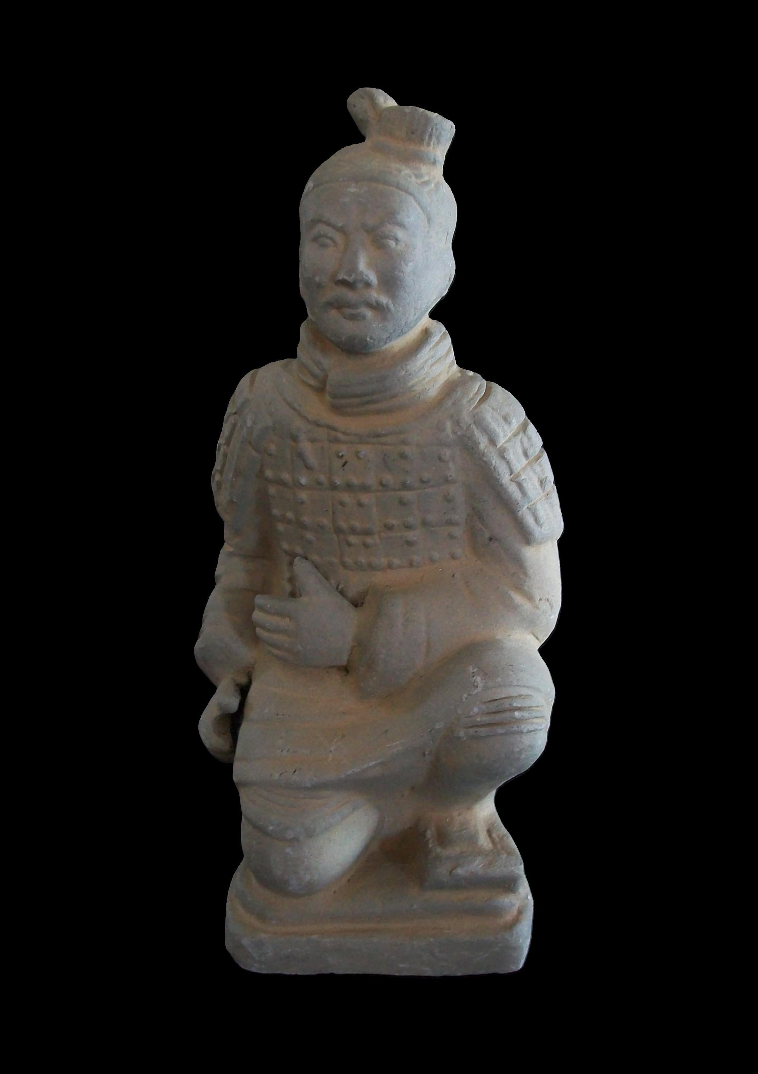 Conjunto de tres figuras de guerrero de terracota - China - Finales del siglo XX Cerámico en venta
