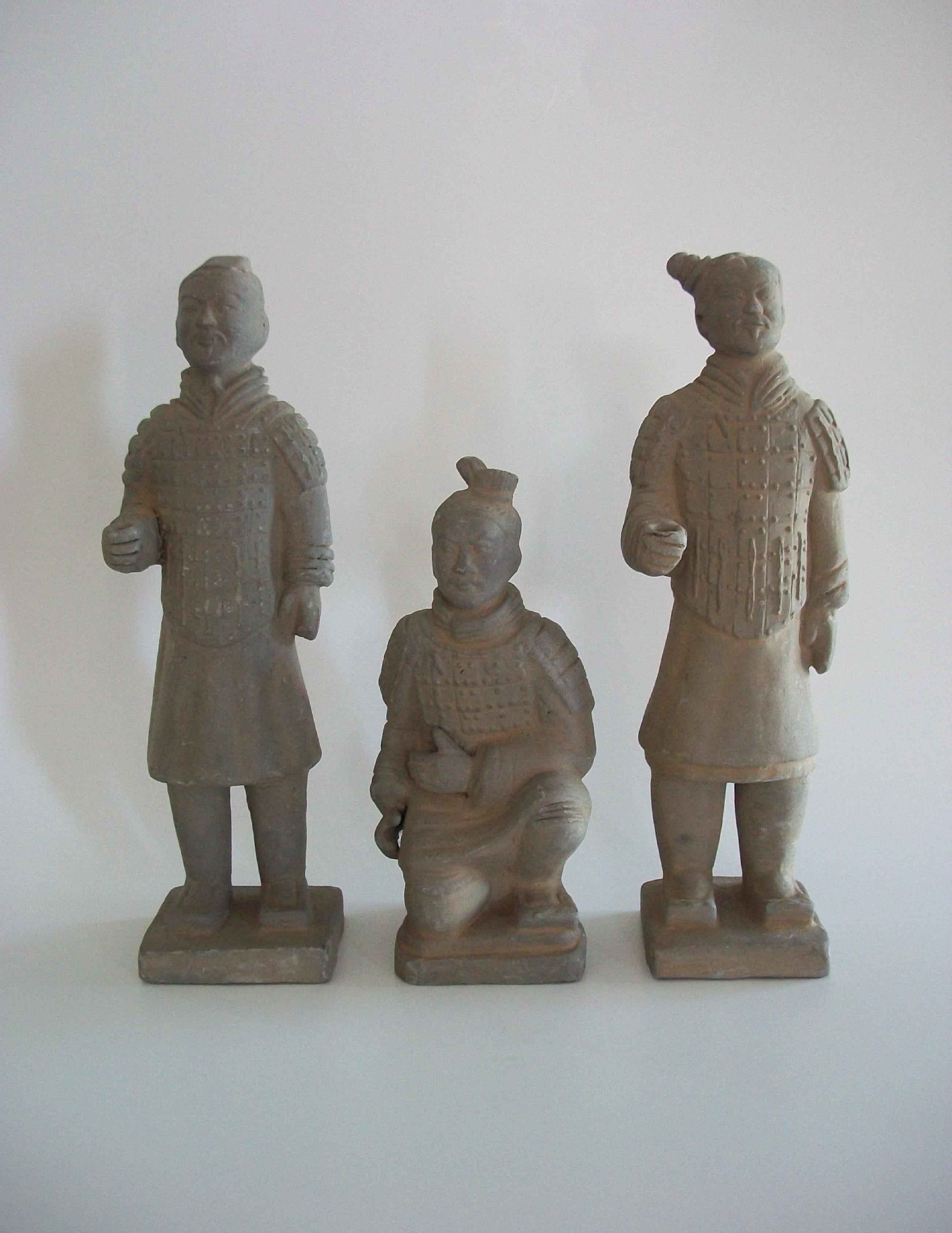 Conjunto de tres figuras de guerrero de terracota - China - Finales del siglo XX en venta 2