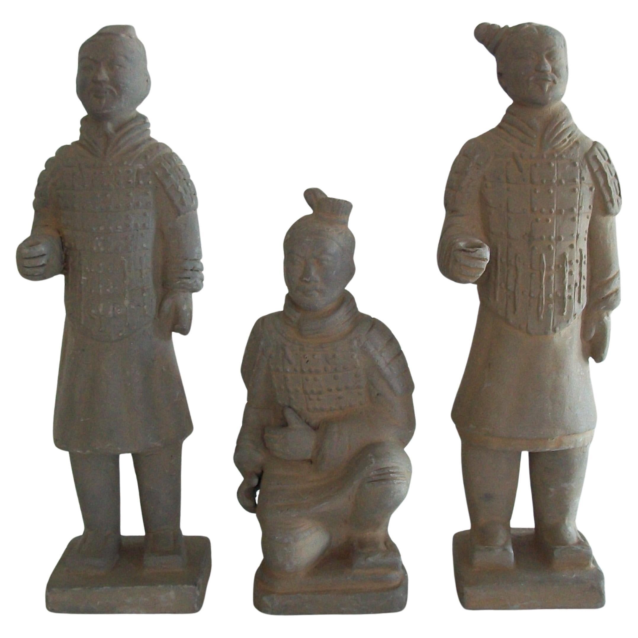Conjunto de tres figuras de guerrero de terracota - China - Finales del siglo XX en venta