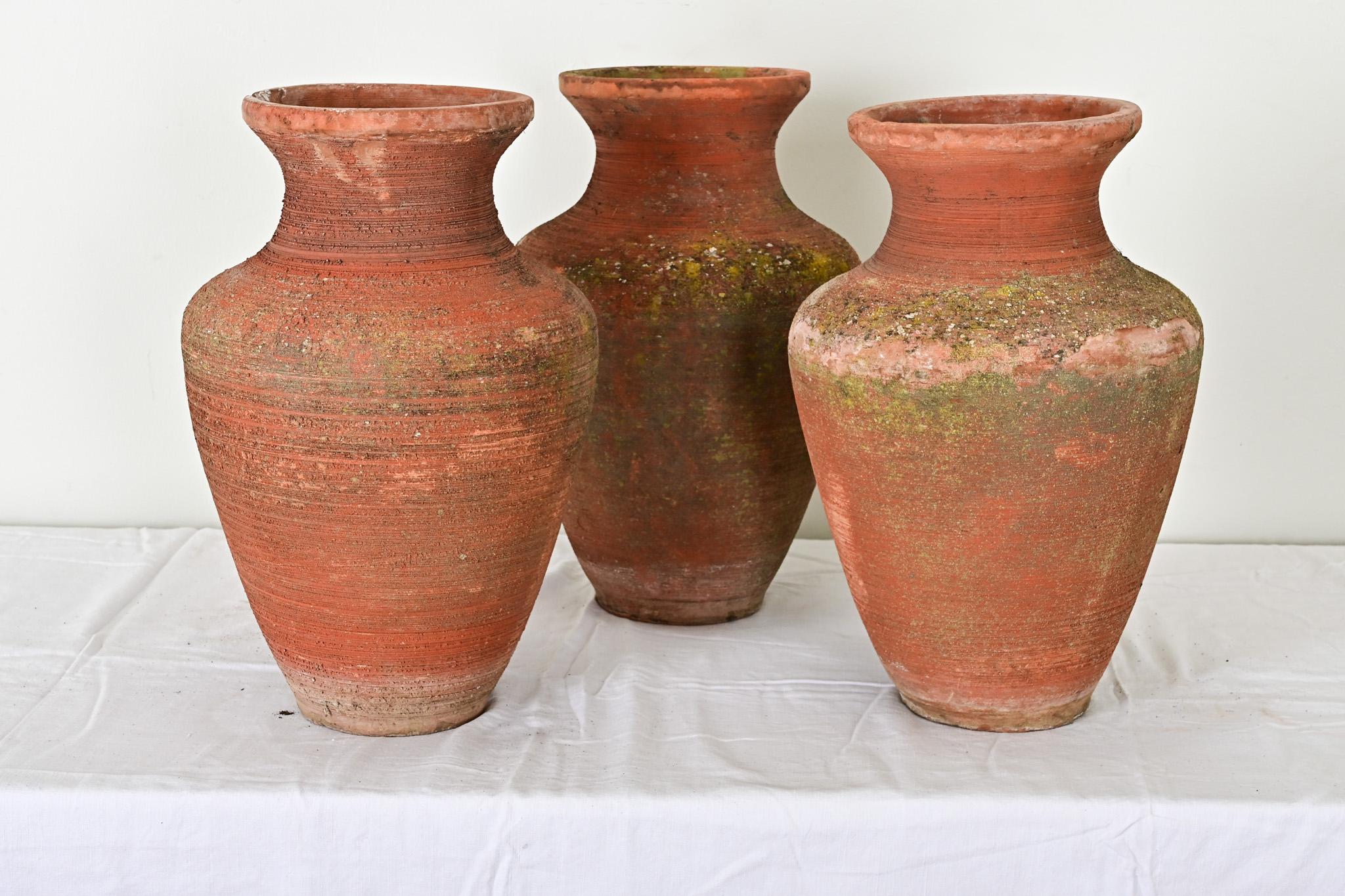 Altro Set di tre vasi in terracotta in vendita
