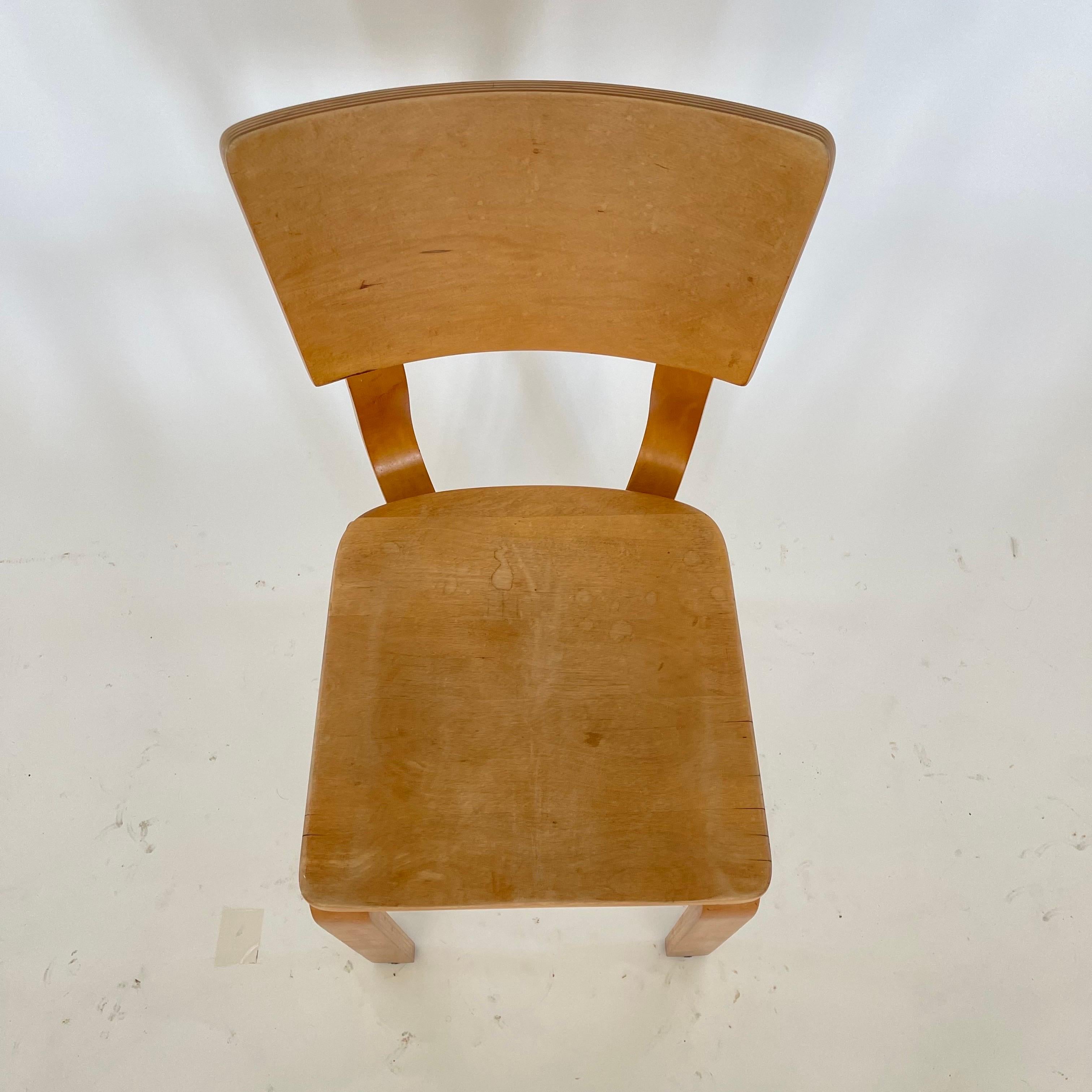 Set di tre sedie da pranzo Thonet 1216-S17-B1 in compensato curvato con sedile a sella, anni '40 in vendita 4