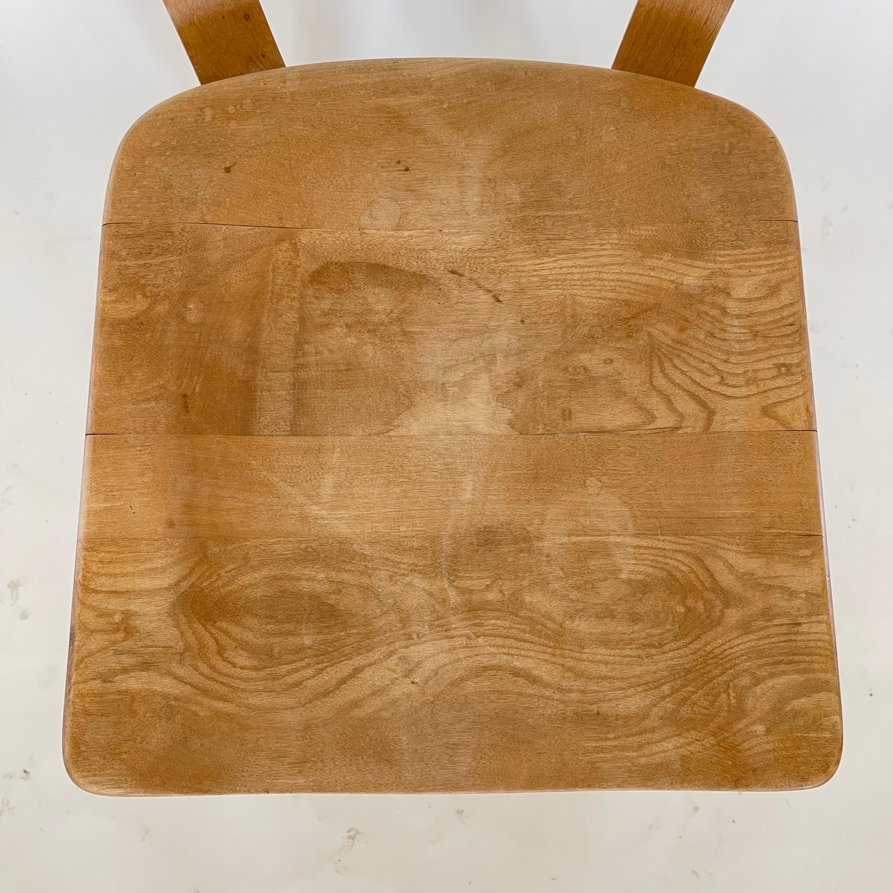 Set di tre sedie da pranzo Thonet 1216-S17-B1 in compensato curvato con sedile a sella, anni '40 in vendita 7