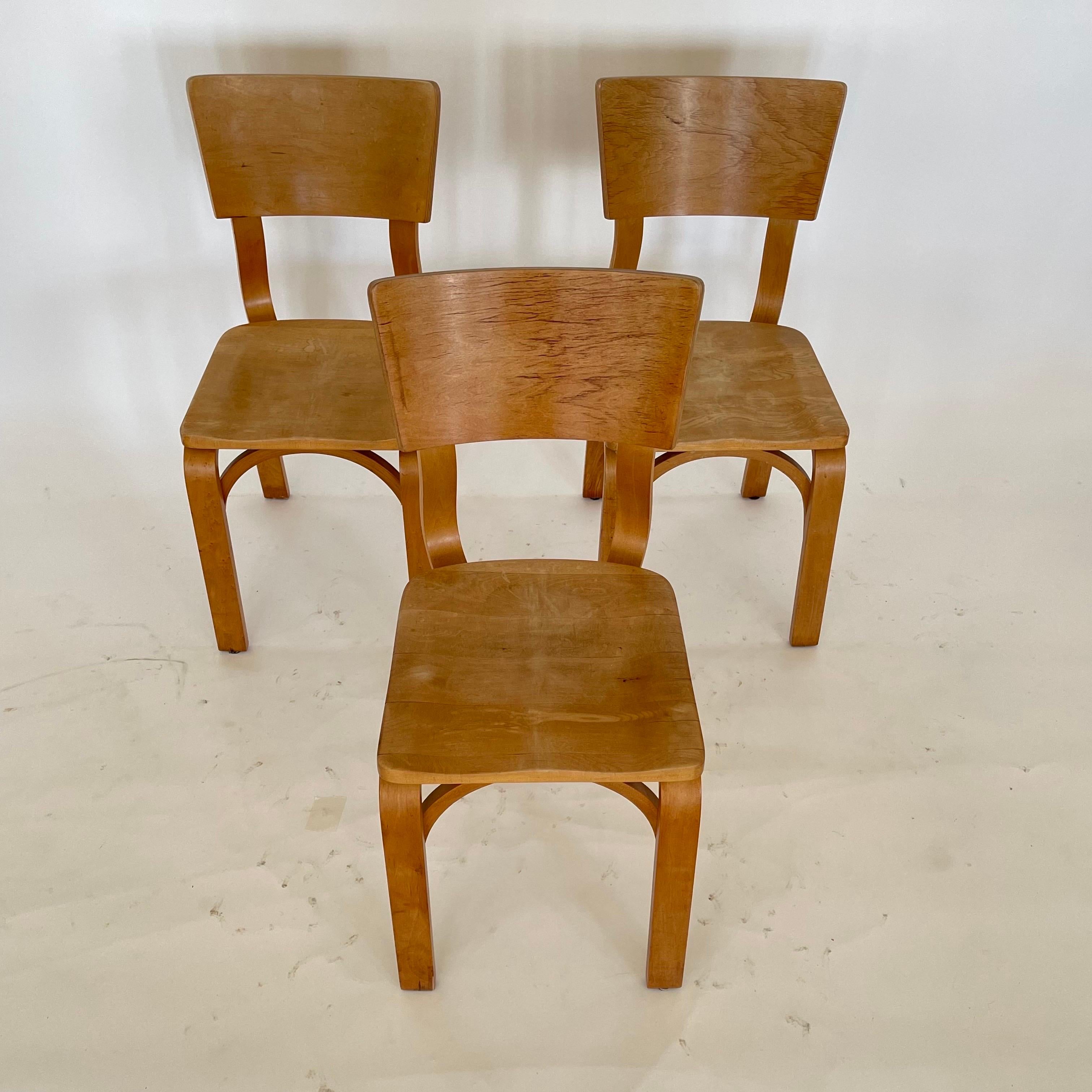 Mid-Century moderno Set di tre sedie da pranzo Thonet 1216-S17-B1 in compensato curvato con sedile a sella, anni '40 in vendita
