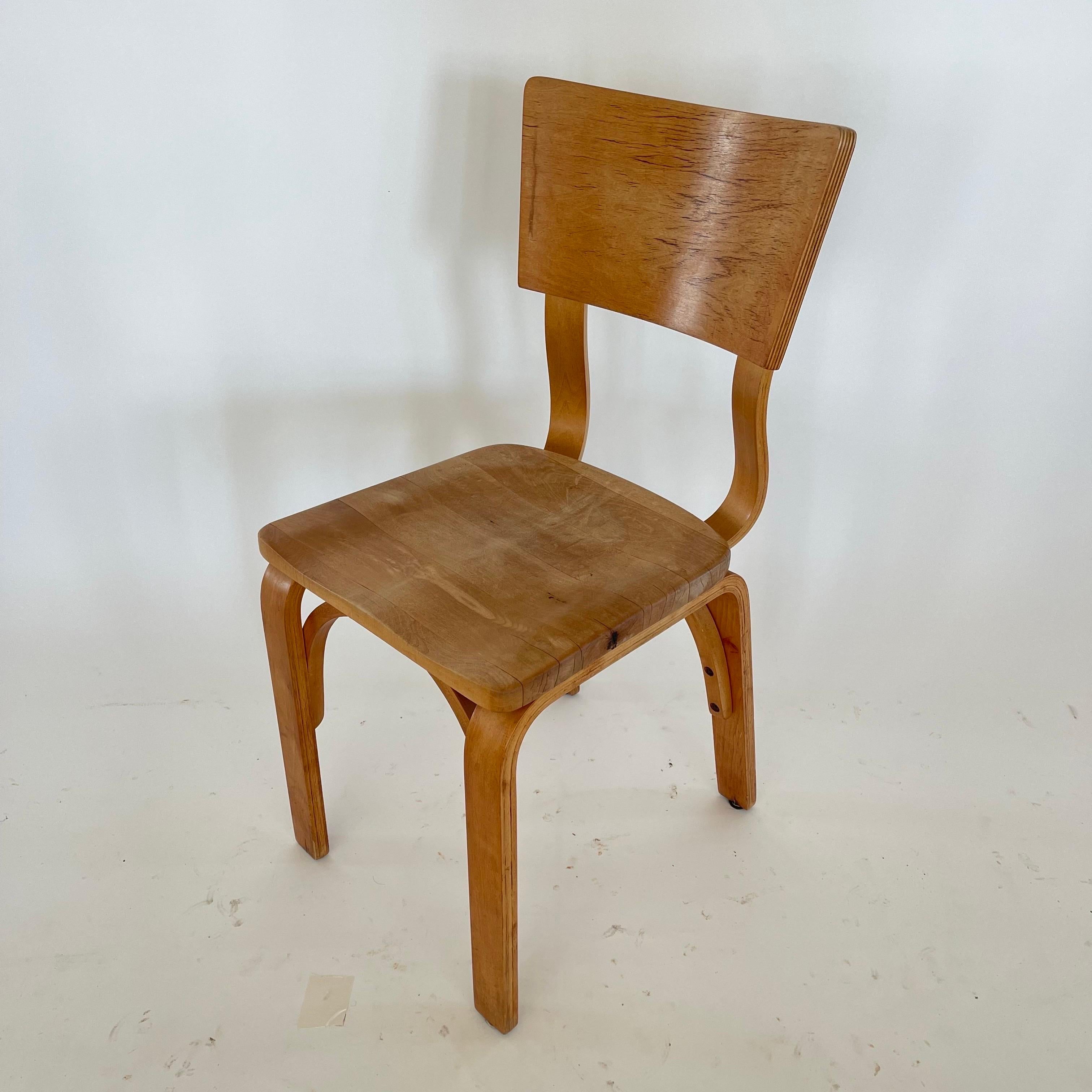 Intagliato Set di tre sedie da pranzo Thonet 1216-S17-B1 in compensato curvato con sedile a sella, anni '40 in vendita
