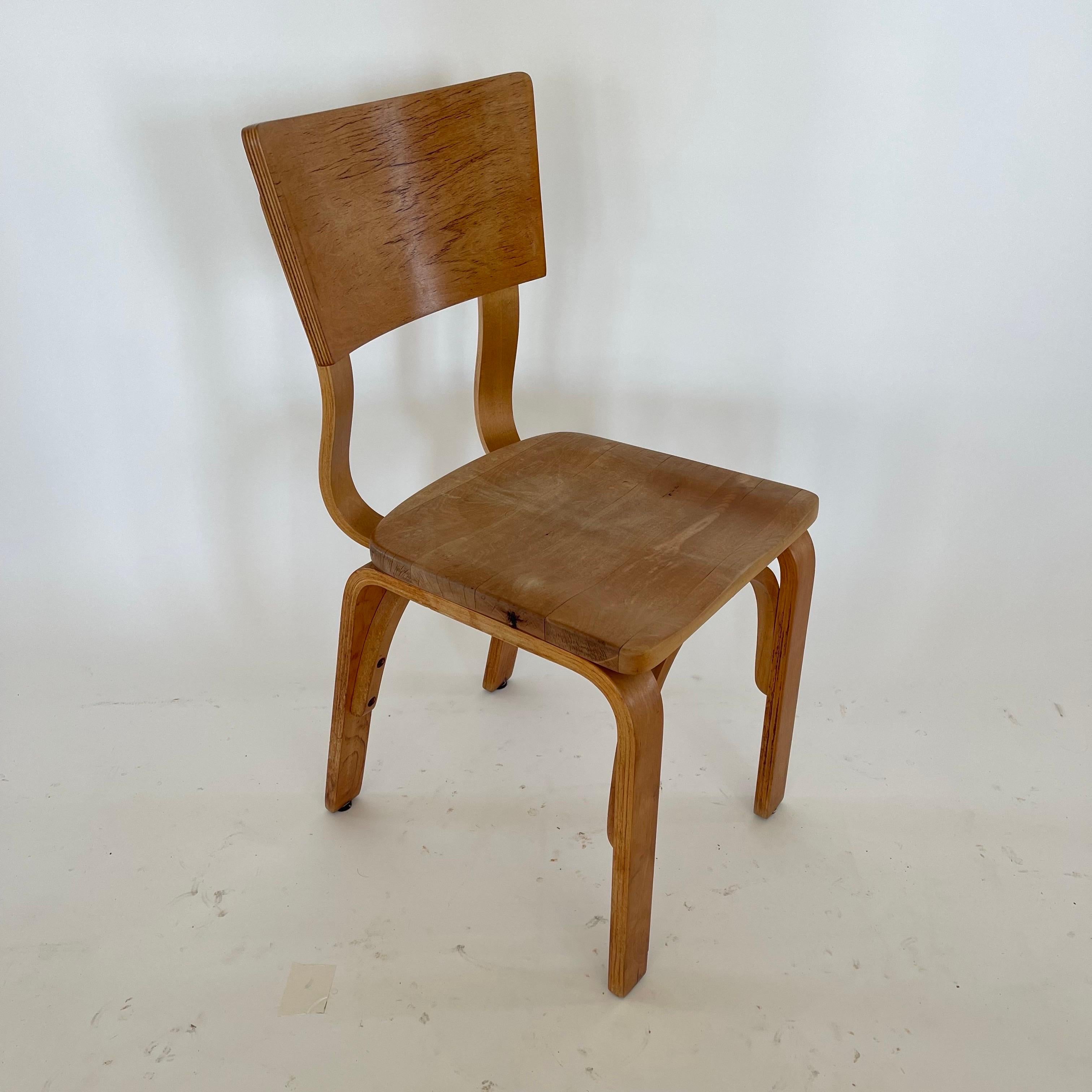 Set di tre sedie da pranzo Thonet 1216-S17-B1 in compensato curvato con sedile a sella, anni '40 In condizioni deteriorate in vendita a Miami, FL
