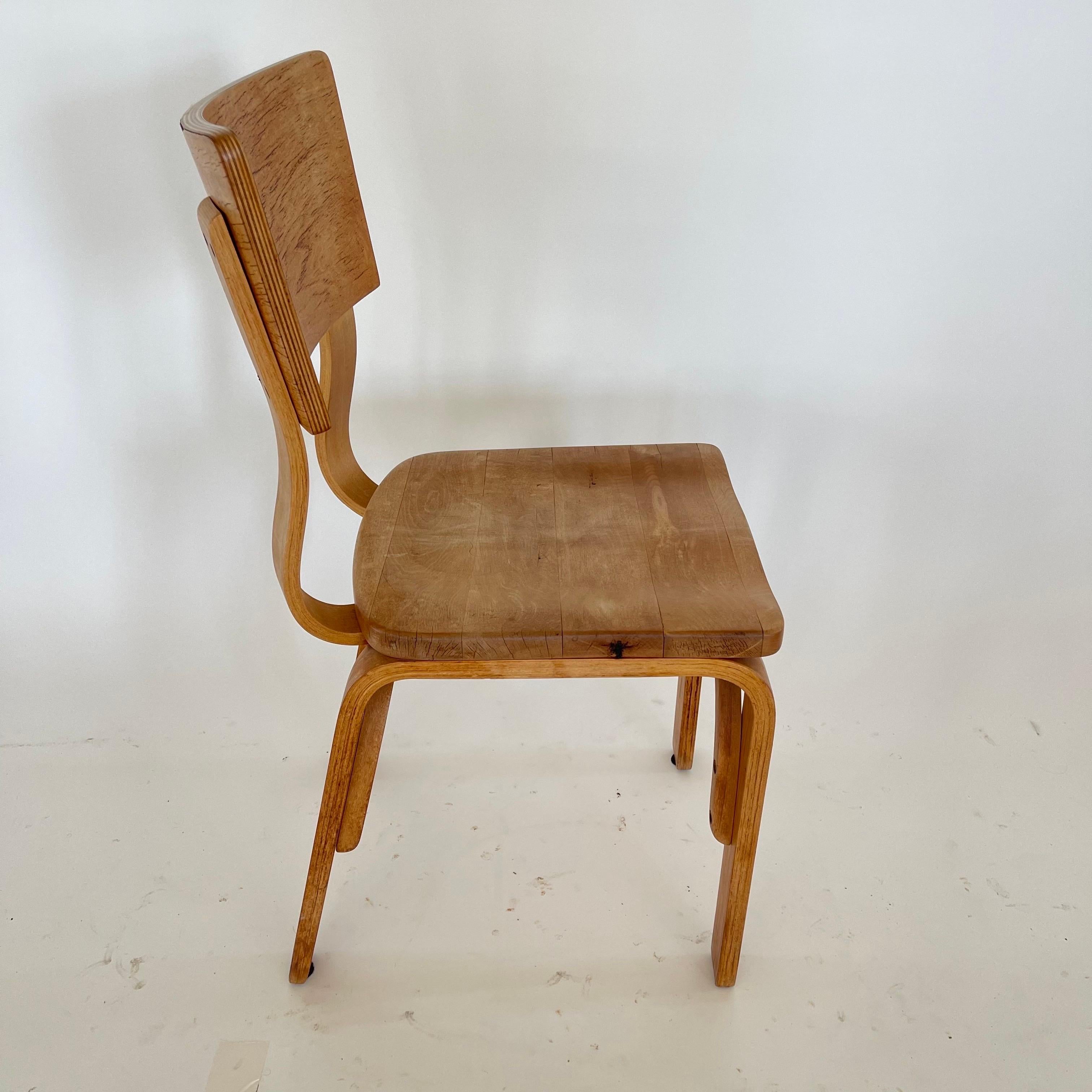 XX secolo Set di tre sedie da pranzo Thonet 1216-S17-B1 in compensato curvato con sedile a sella, anni '40 in vendita