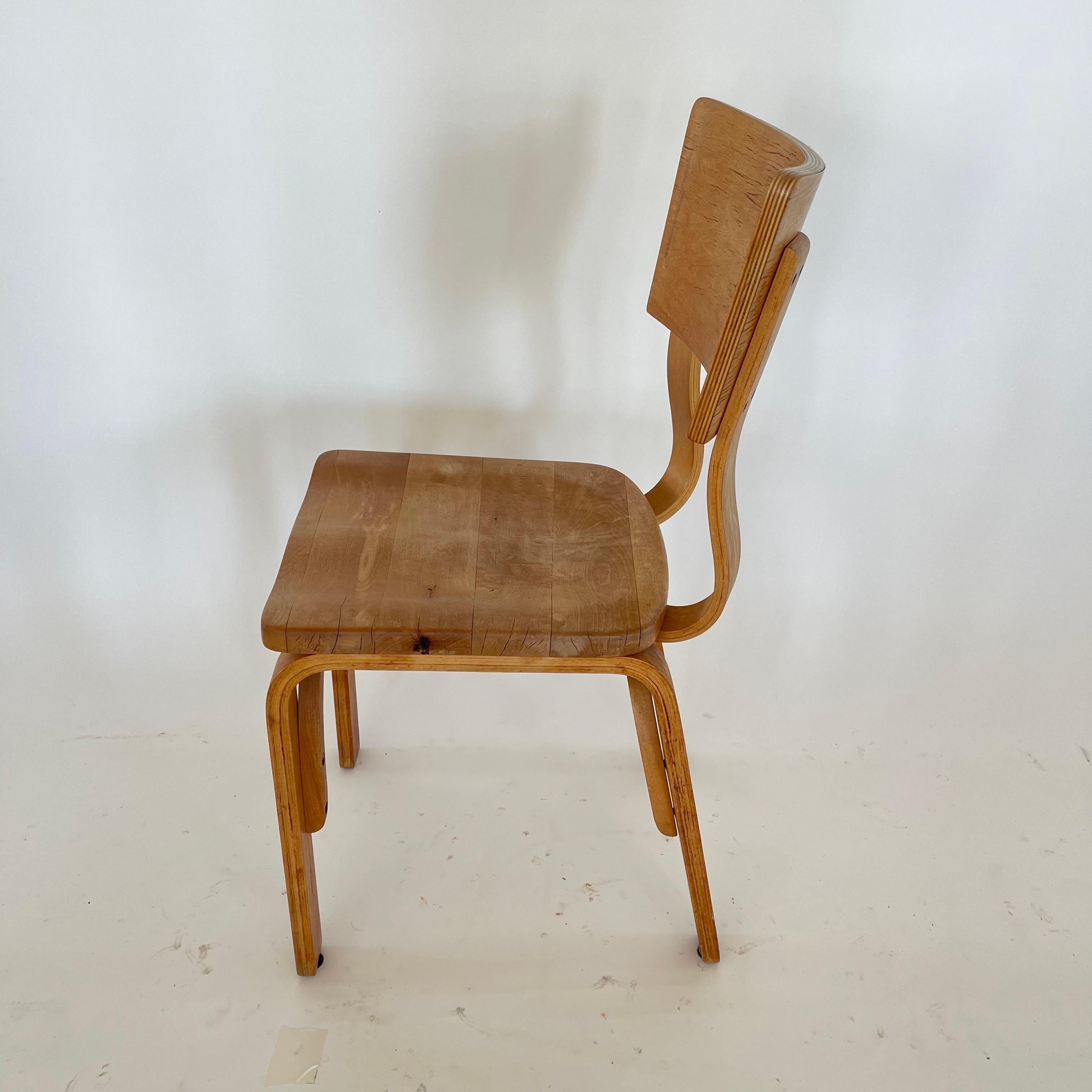 Compensato Set di tre sedie da pranzo Thonet 1216-S17-B1 in compensato curvato con sedile a sella, anni '40 in vendita