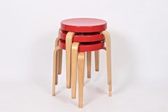 Satz von drei stapelbaren Hockern aus rotem Bakelit von Thonet:: 1930er Jahre