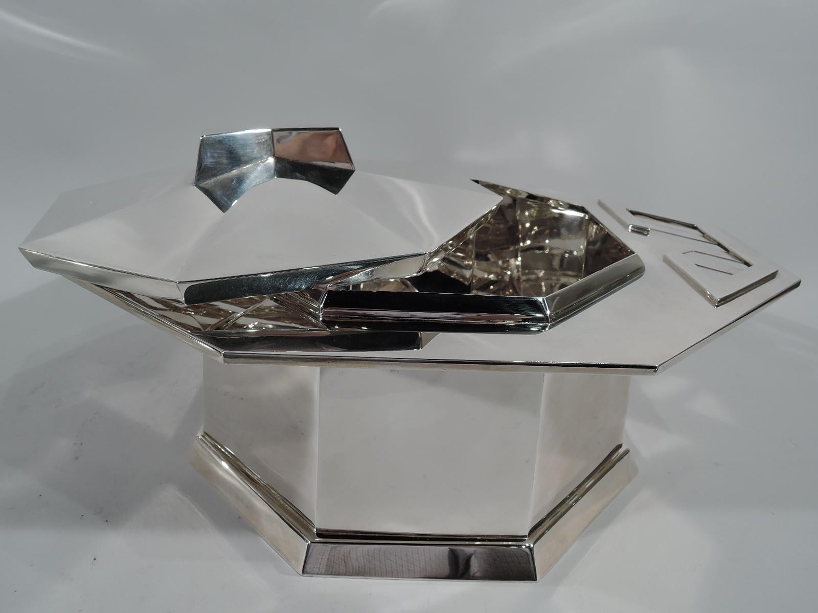 Set of Three Tiffany Sterling Silver Covered Tureens by Frank Lloyd Wright In Excellent Condition In New York, NY