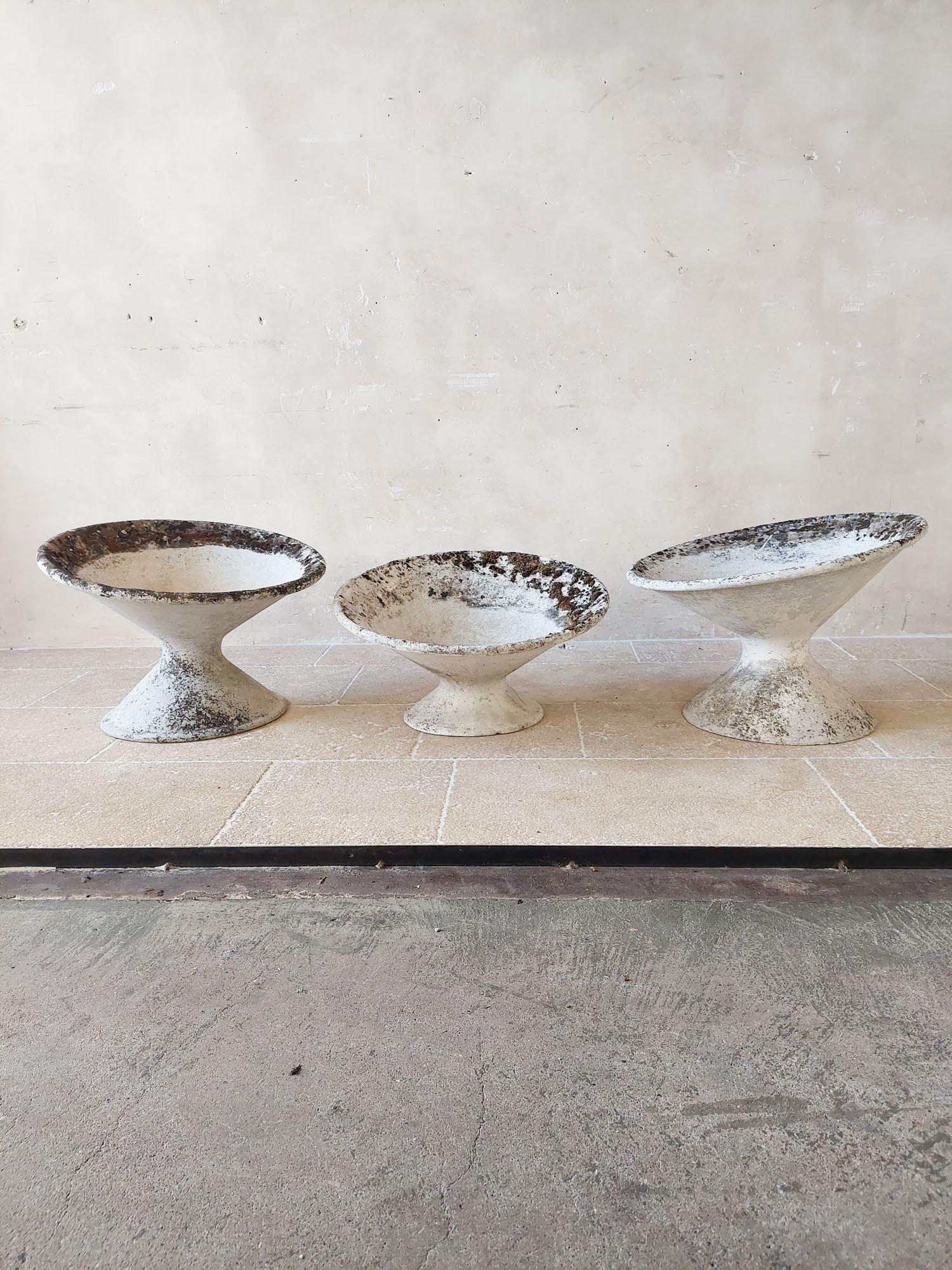 Set of three Tilted Concrete Planters by the Swiss Architect Willy Guhl, 1950s In Good Condition For Sale In Baambrugge, NL