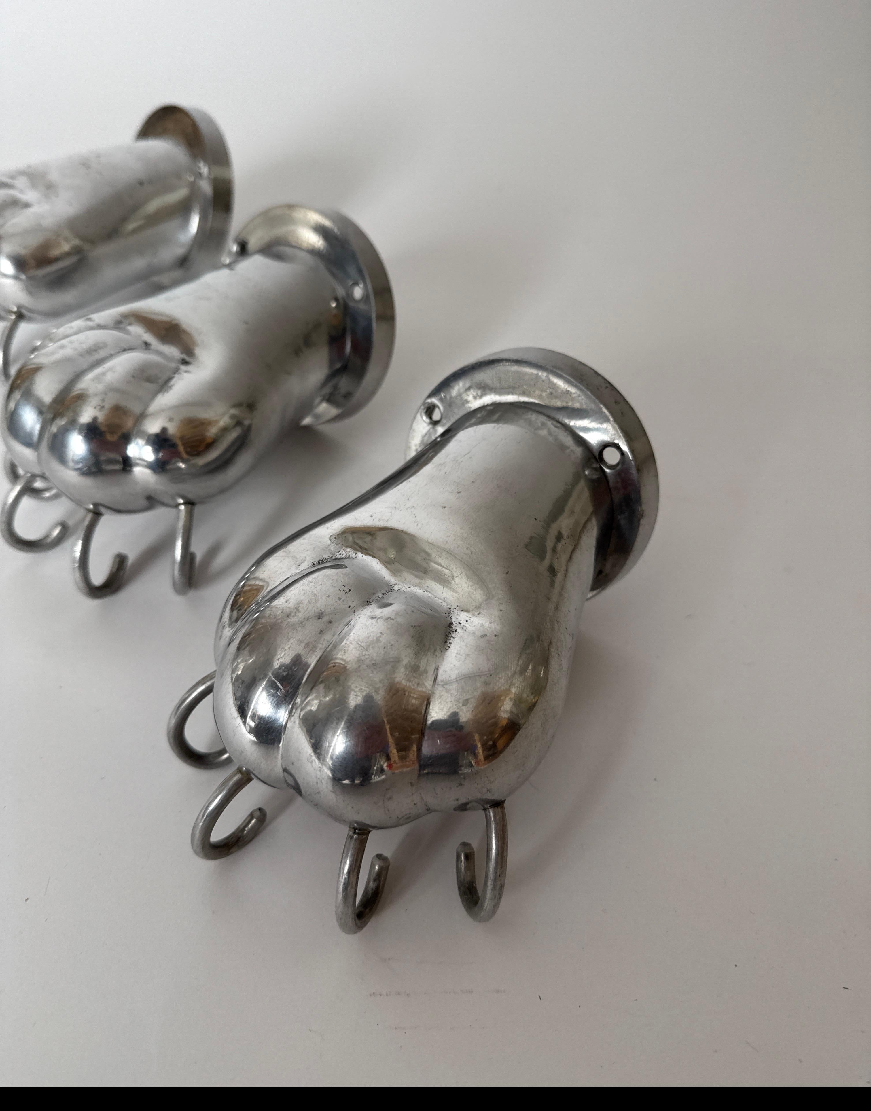 Modern Set of three Towel Holders in the shape of Lion Paws made of Polished Aluminum For Sale