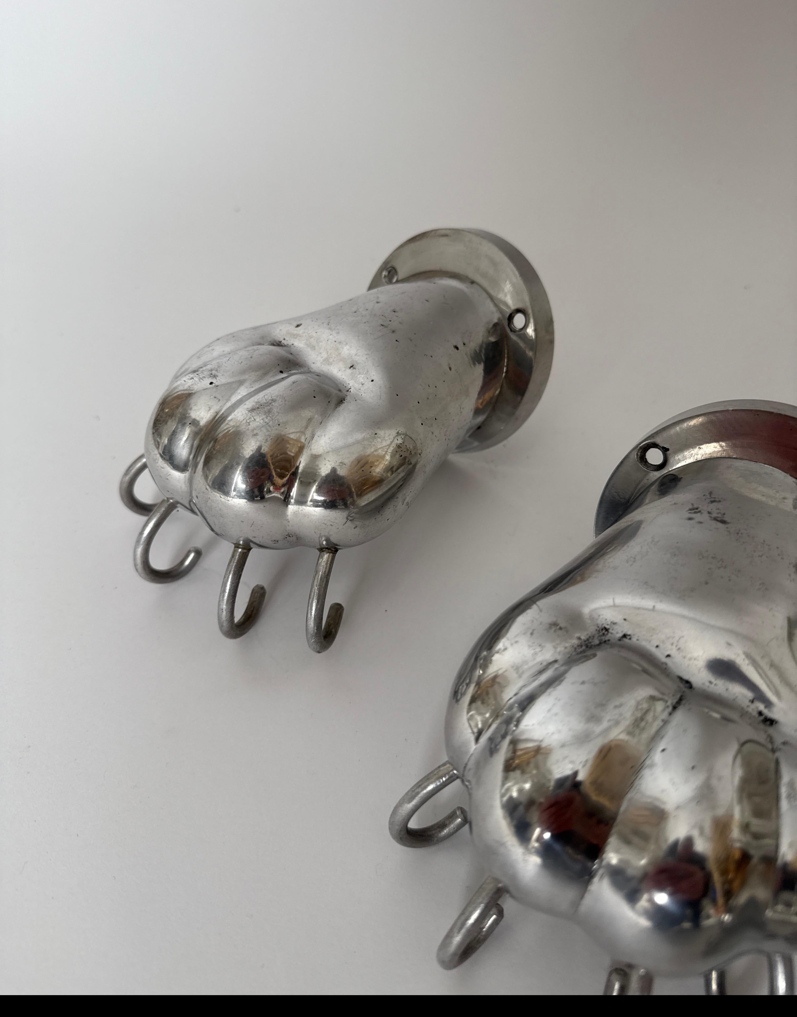 Set of three Towel Holders in the shape of Lion Paws made of Polished Aluminum In Good Condition For Sale In Hannover, DE
