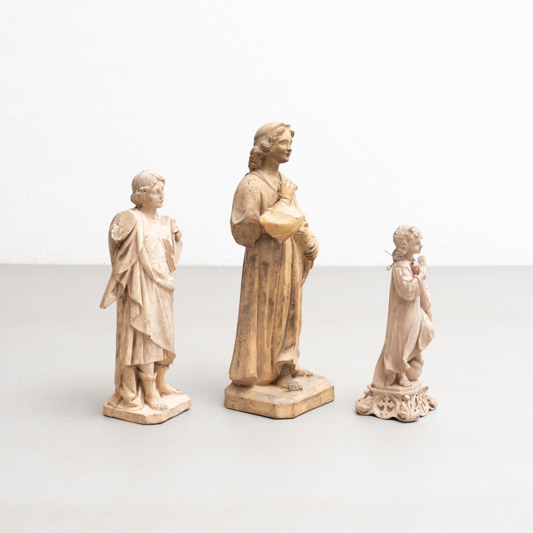 Ensemble de trois figurines traditionnelles en plâtre, datant d'environ 1950 en vente 4