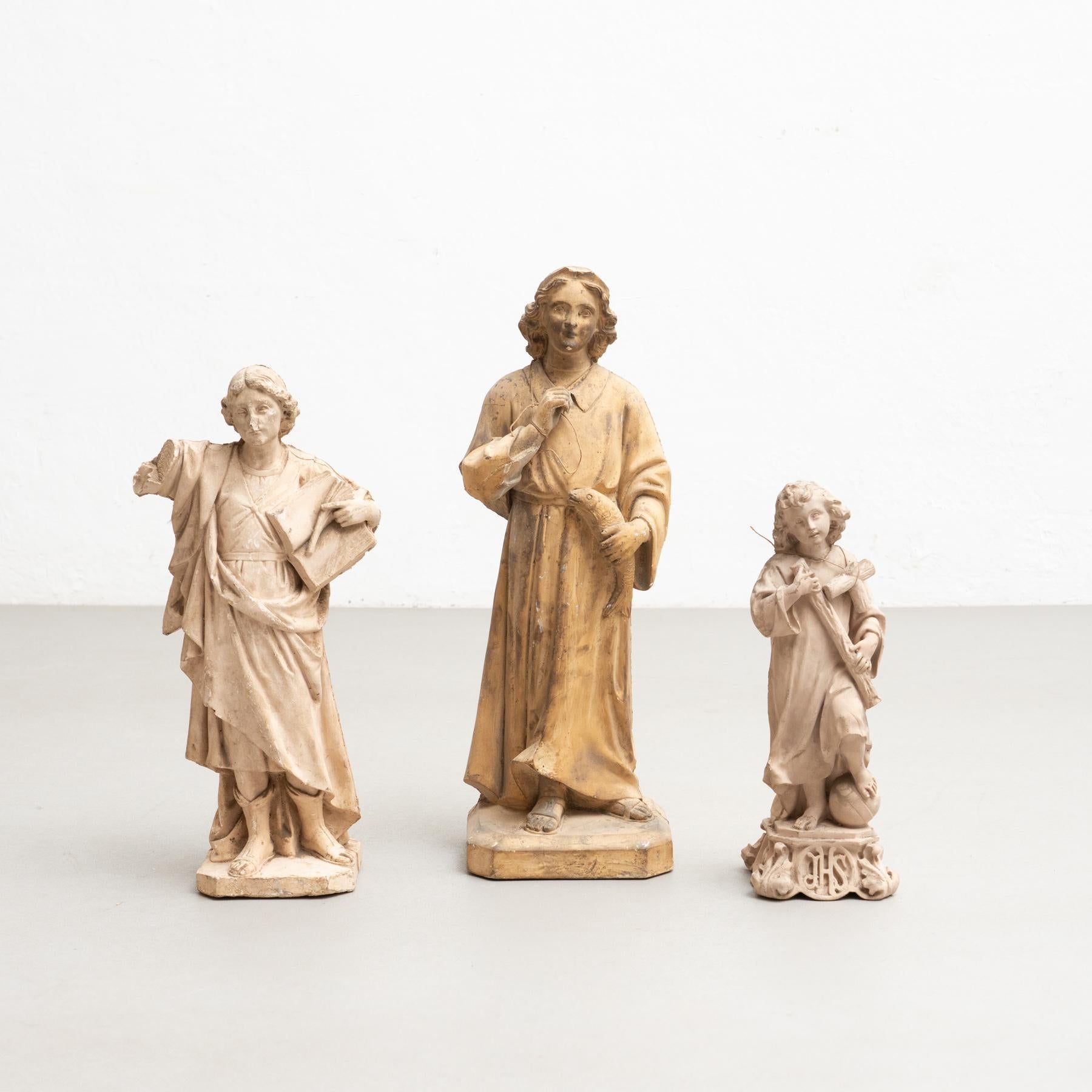 Ensemble de 3 figures religieuses traditionnelles en plâtre.    Fabriqué dans un atelier catalan traditionnel à Olot, en Espagne, vers 1950.    En état d'origine, avec une usure mineure conforme à l'âge et à l'utilisation, préservant une belle