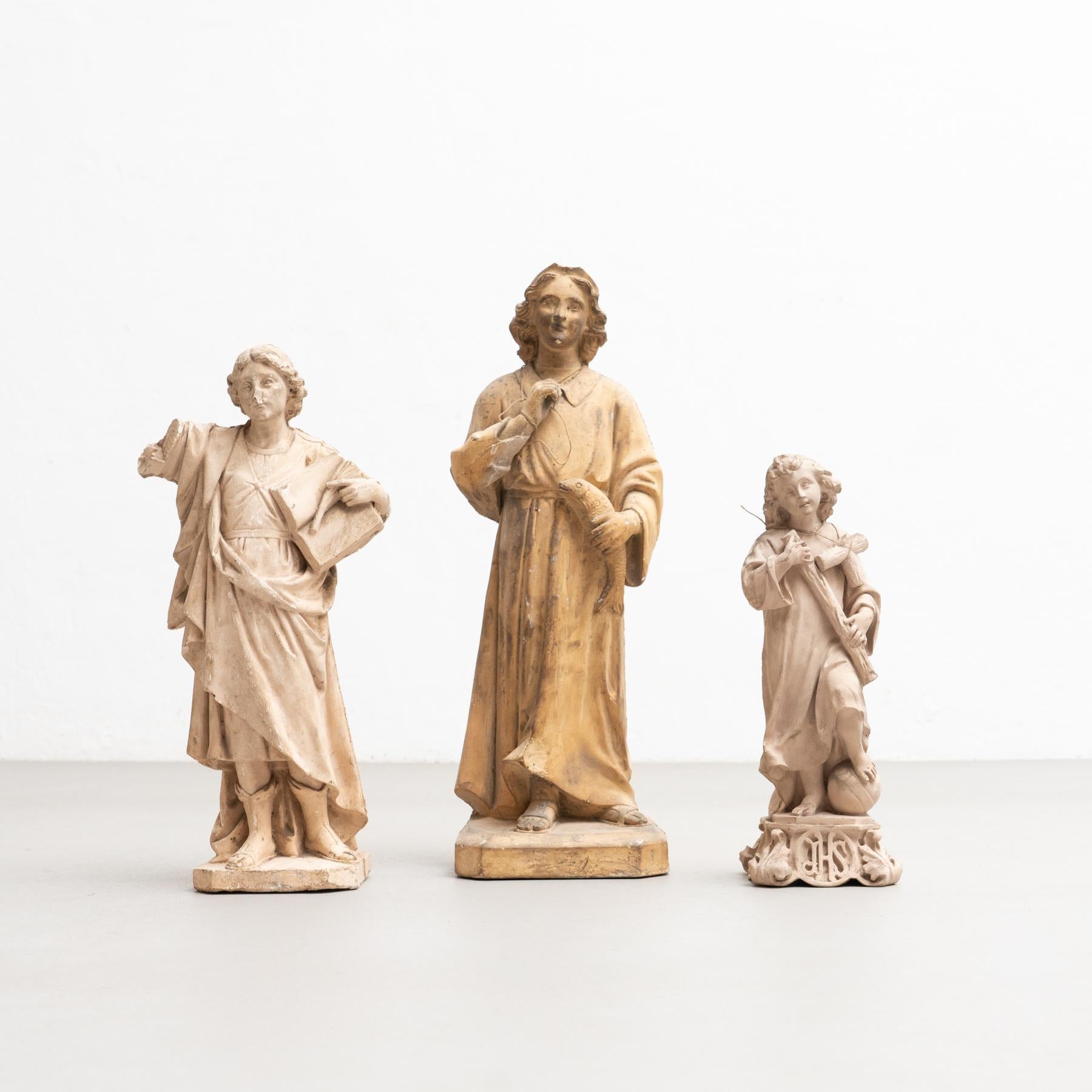 Moderne Ensemble de trois figurines traditionnelles en plâtre, datant d'environ 1950 en vente