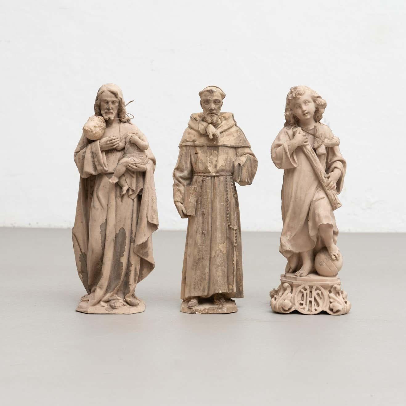 Set von drei traditionellen Gipsfiguren aus Gips, um 1950 (Moderne) im Angebot