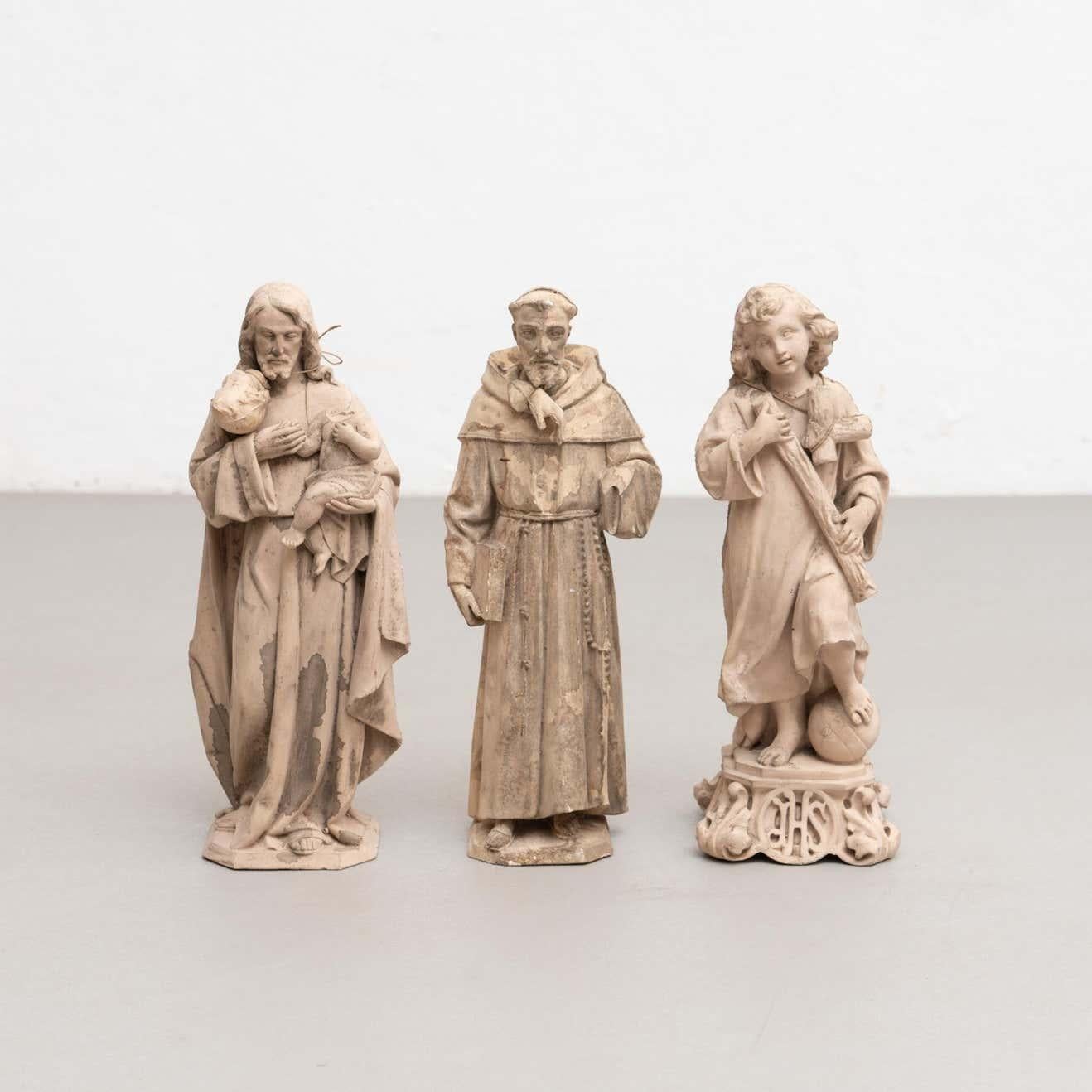 Espagnol Ensemble de trois figurines traditionnelles en plâtre, datant d'environ 1950 en vente