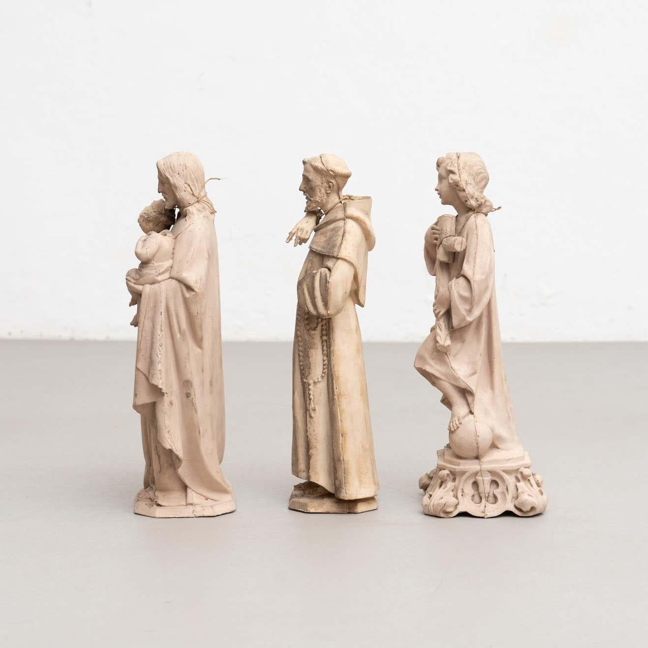 Milieu du XXe siècle Ensemble de trois figurines traditionnelles en plâtre, datant d'environ 1950 en vente