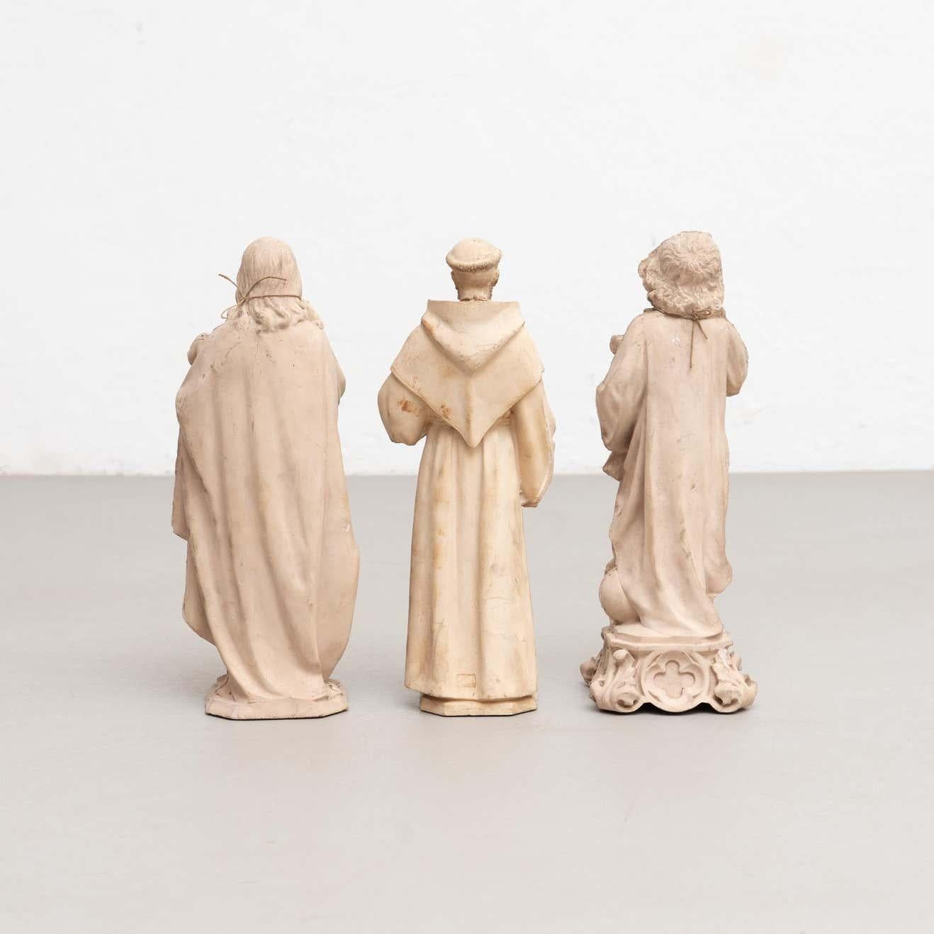 Plâtre Ensemble de trois figurines traditionnelles en plâtre, datant d'environ 1950 en vente